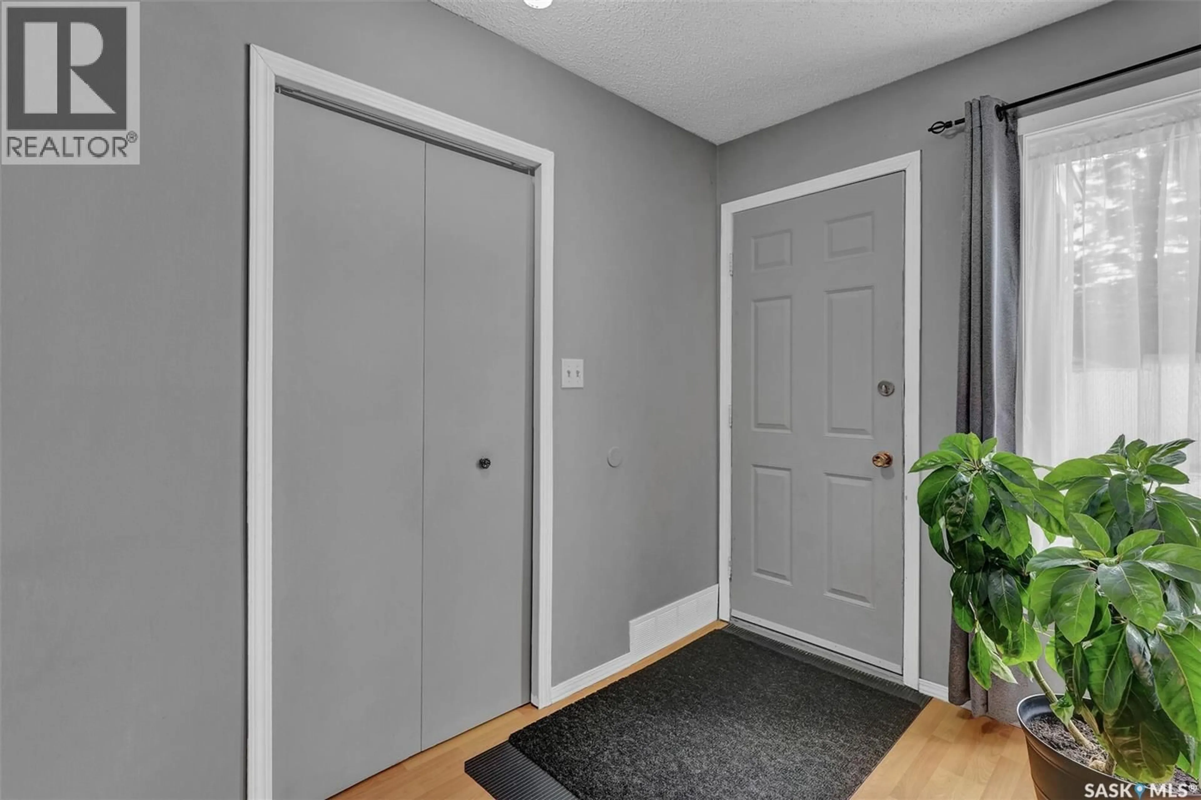 Indoor entryway for 7223 - 14 DALGLIESH DRIVE, Regina Saskatchewan S4X2B8