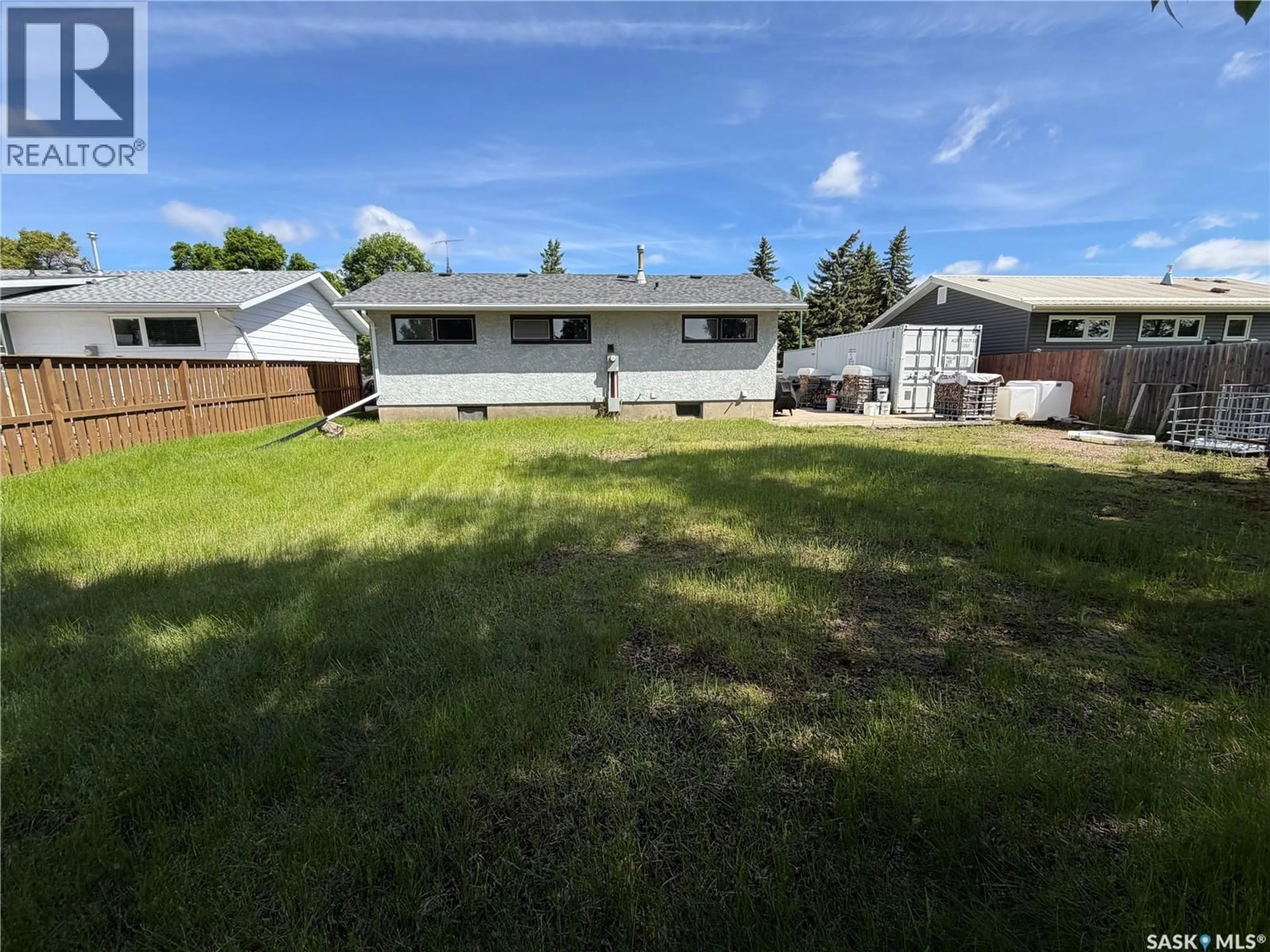 A pic from outside/outdoor area/front of a property/back of a property/a pic from drone, street for 915 MAPLE DRIVE, Esterhazy Saskatchewan S0A0X0