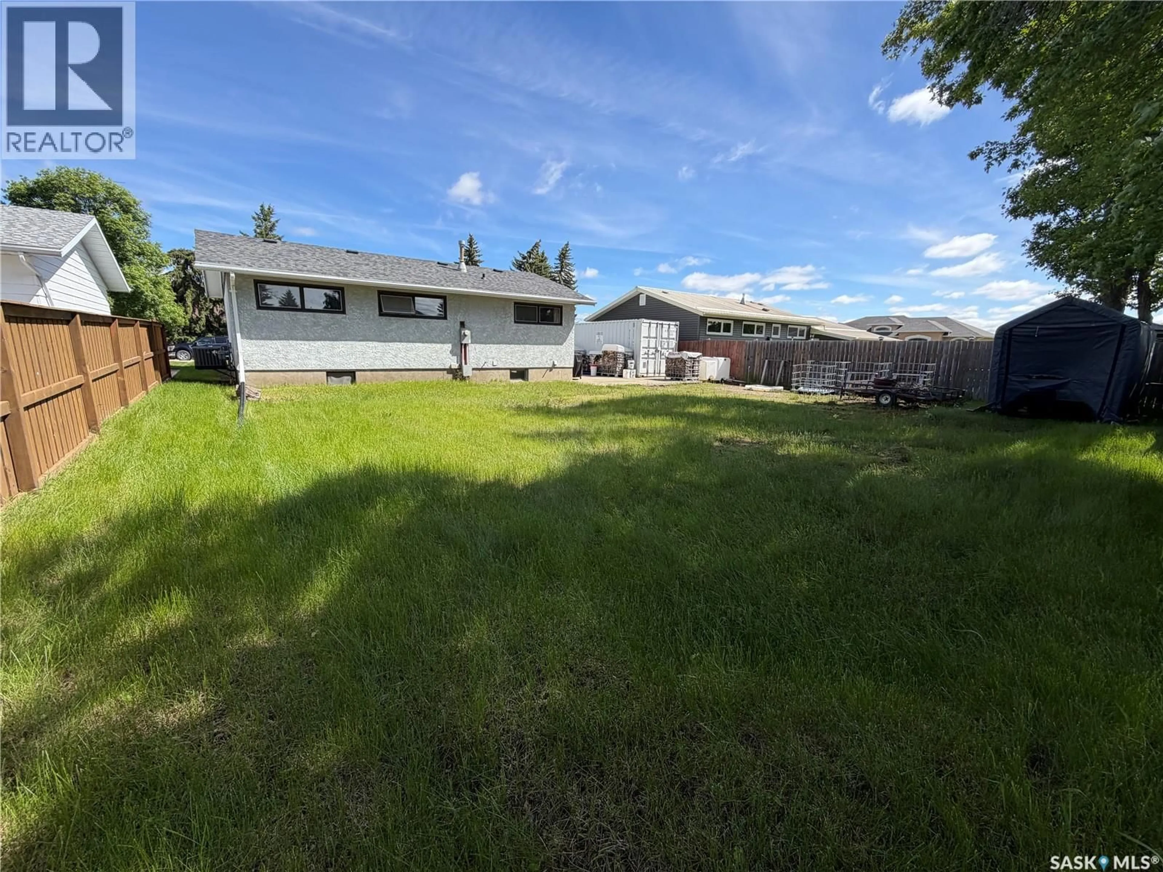 A pic from outside/outdoor area/front of a property/back of a property/a pic from drone, unknown for 915 MAPLE DRIVE, Esterhazy Saskatchewan S0A0X0