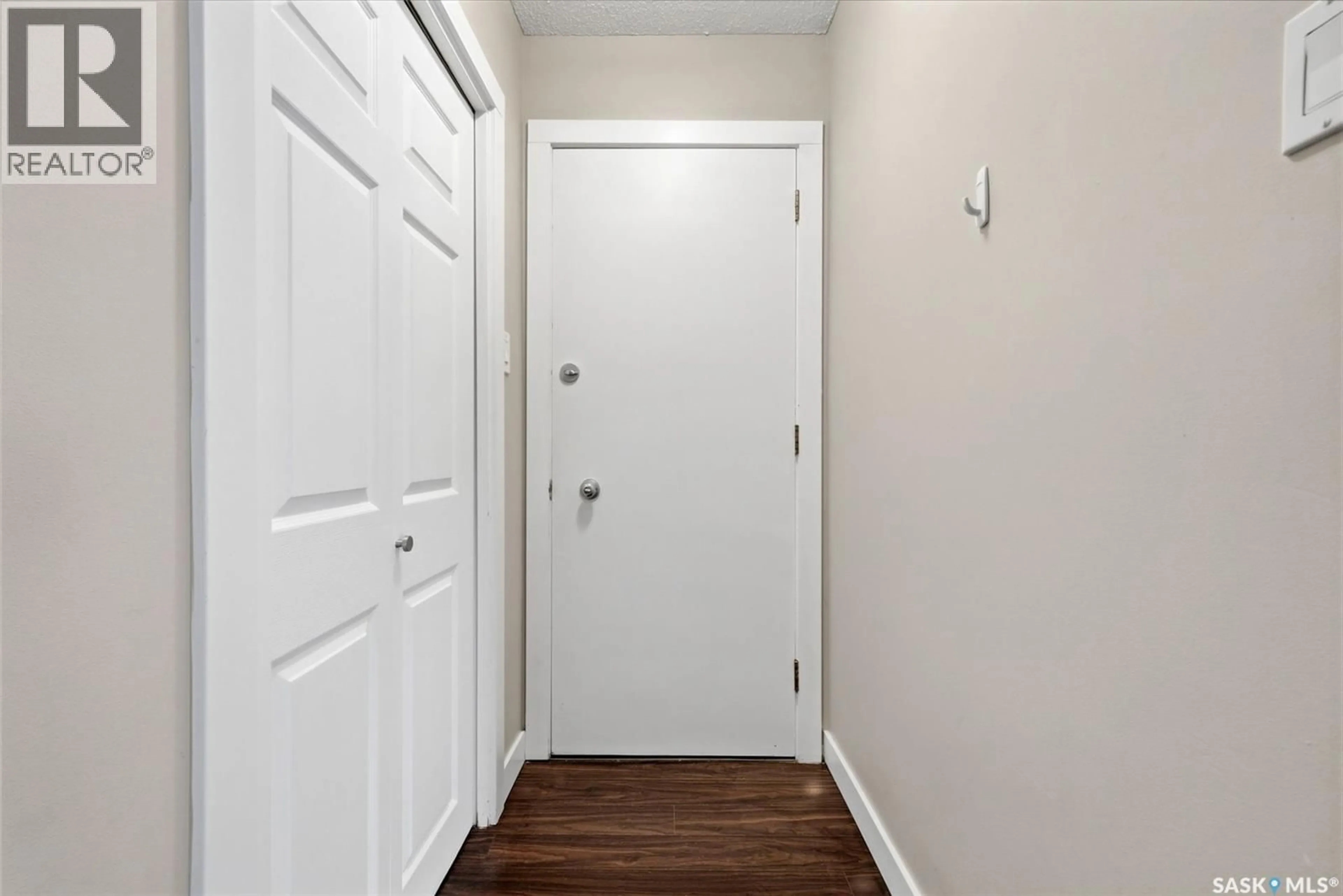 Indoor entryway for 3 230 BROADWAY AVENUE E, Regina Saskatchewan S4N0Z9
