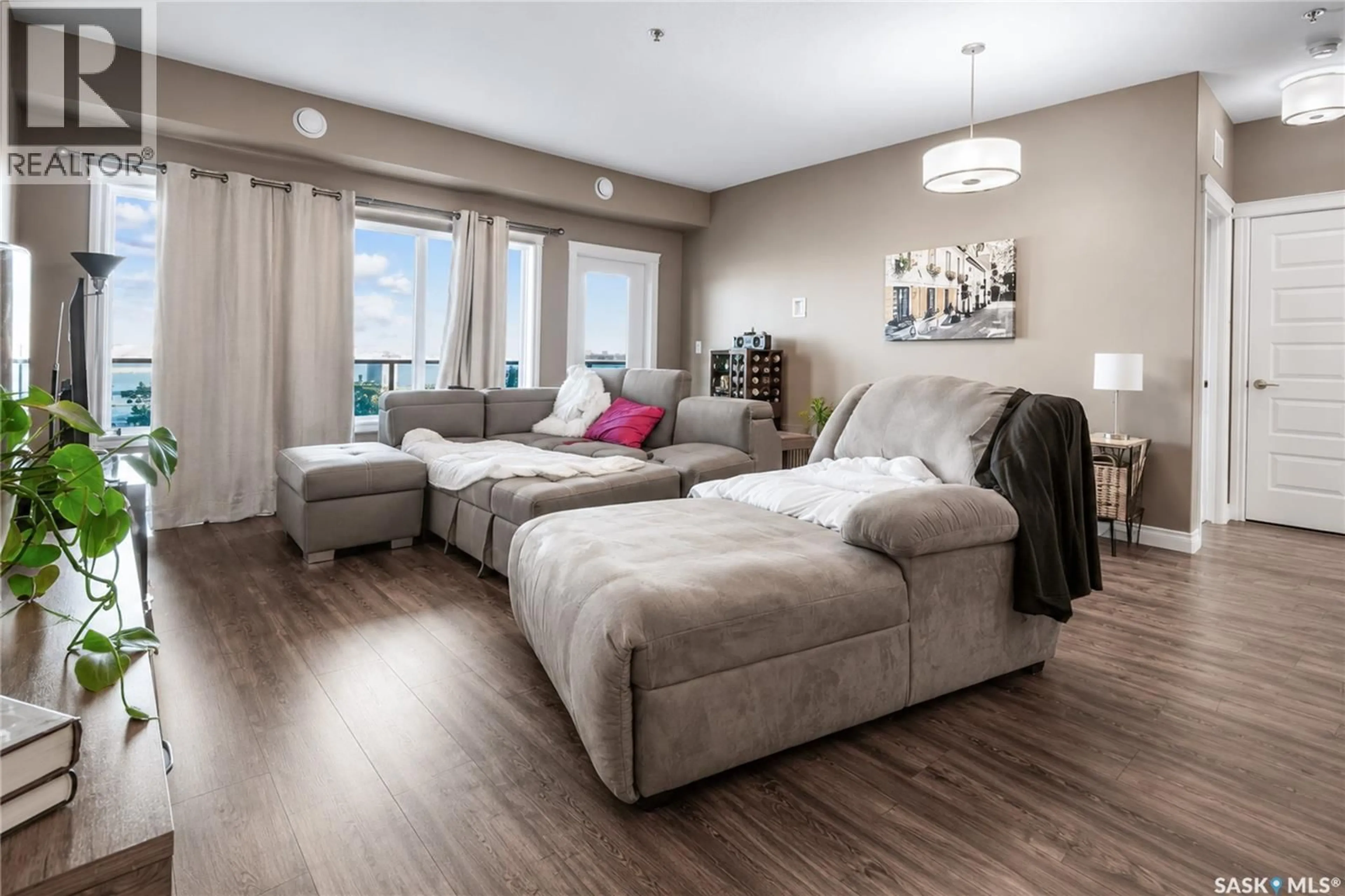 Living room with furniture, wood/laminate floor for 423 - 305 NELSON ROAD, Saskatoon Saskatchewan S7S1P2
