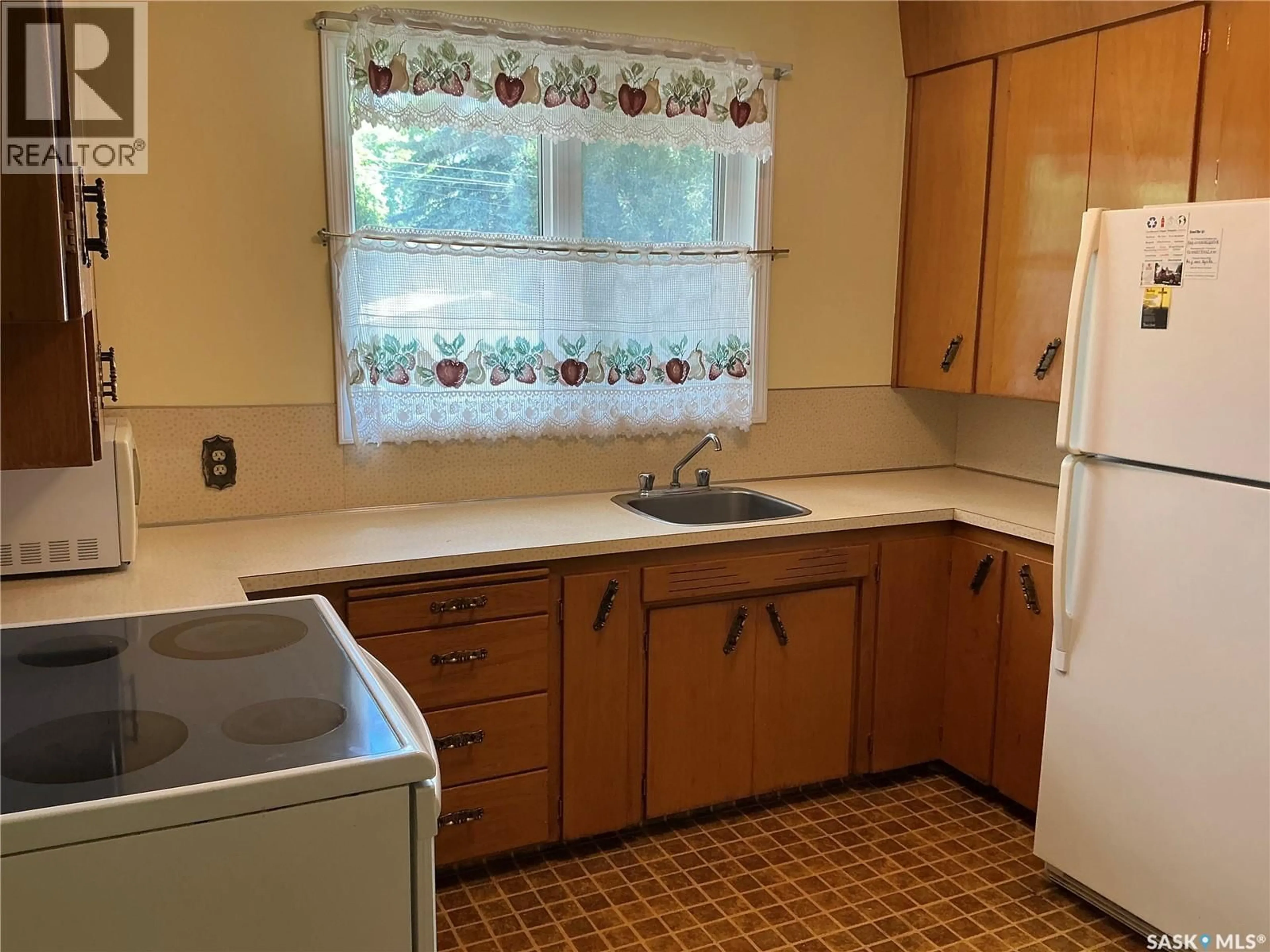 Standard kitchen, ceramic/tile floor for 310 VANCOUVER AVENUE, Saskatoon Saskatchewan S7M3N1