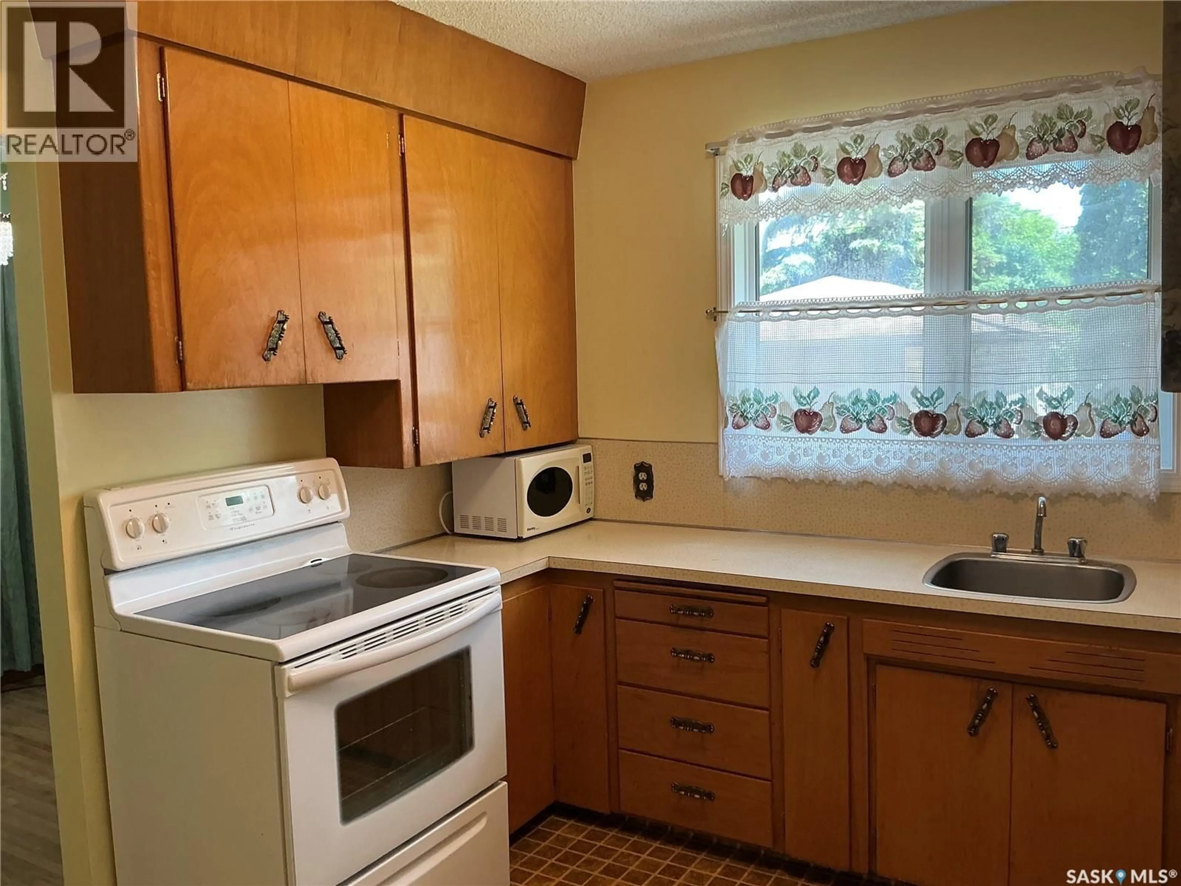 Standard kitchen, unknown for 310 VANCOUVER AVENUE, Saskatoon Saskatchewan S7M3N1