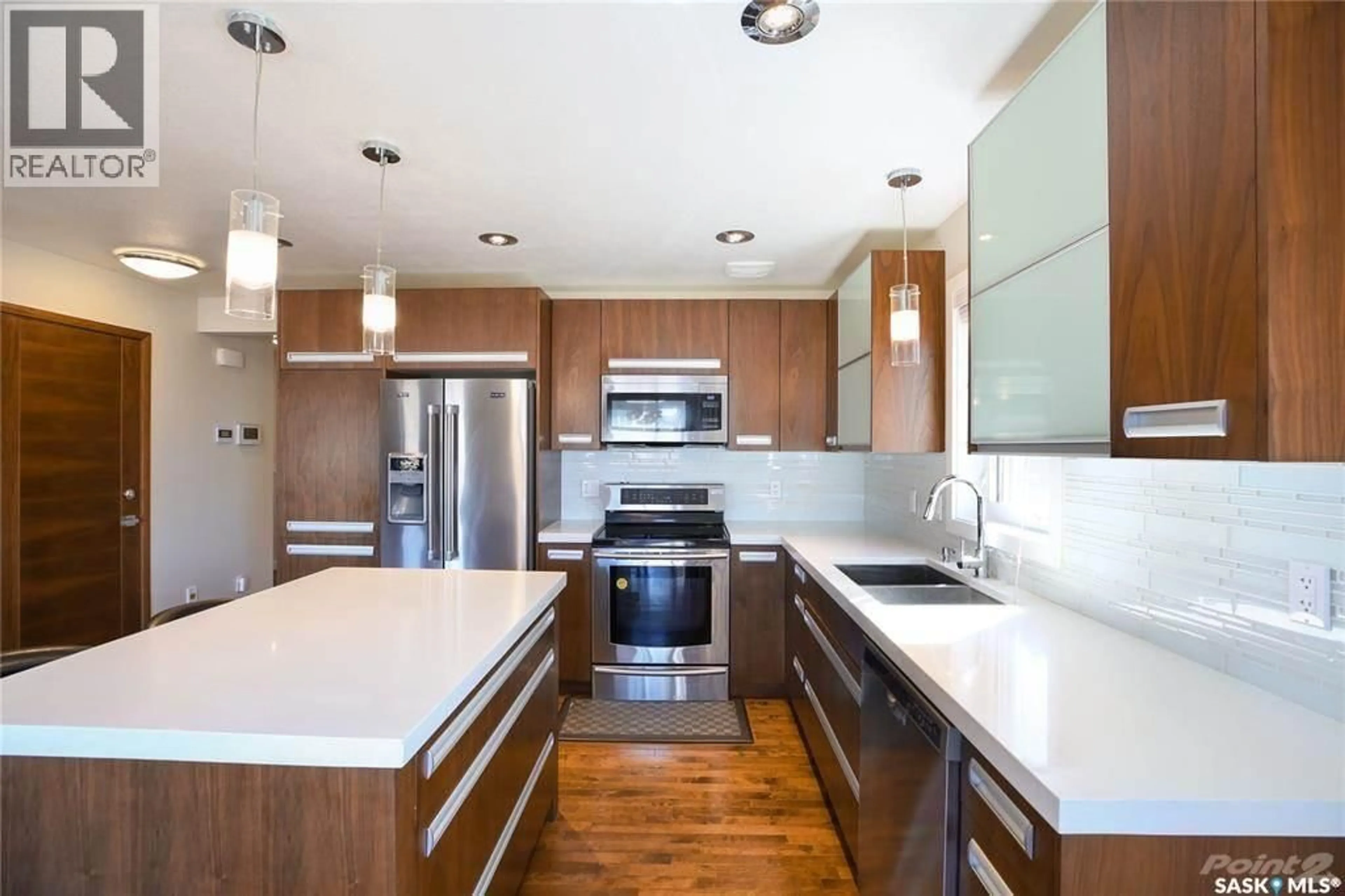 Contemporary kitchen, wood/laminate floor for 435 PICHLER CRESCENT, Saskatoon Saskatchewan S7V0H2