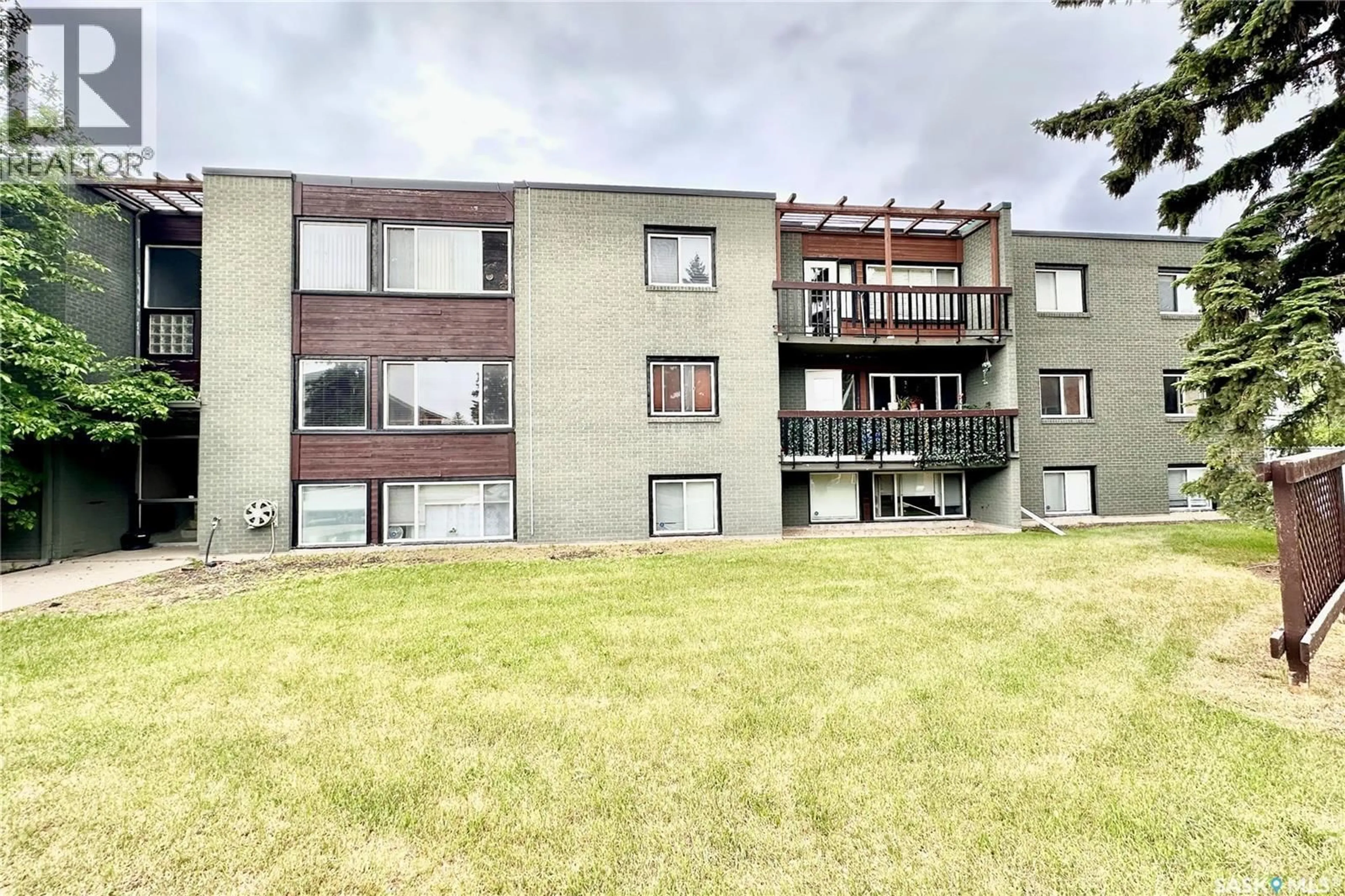 A pic from outside/outdoor area/front of a property/back of a property/a pic from drone, building for 208 - 14 LINDSAY PLACE, Saskatoon Saskatchewan S7H3E6