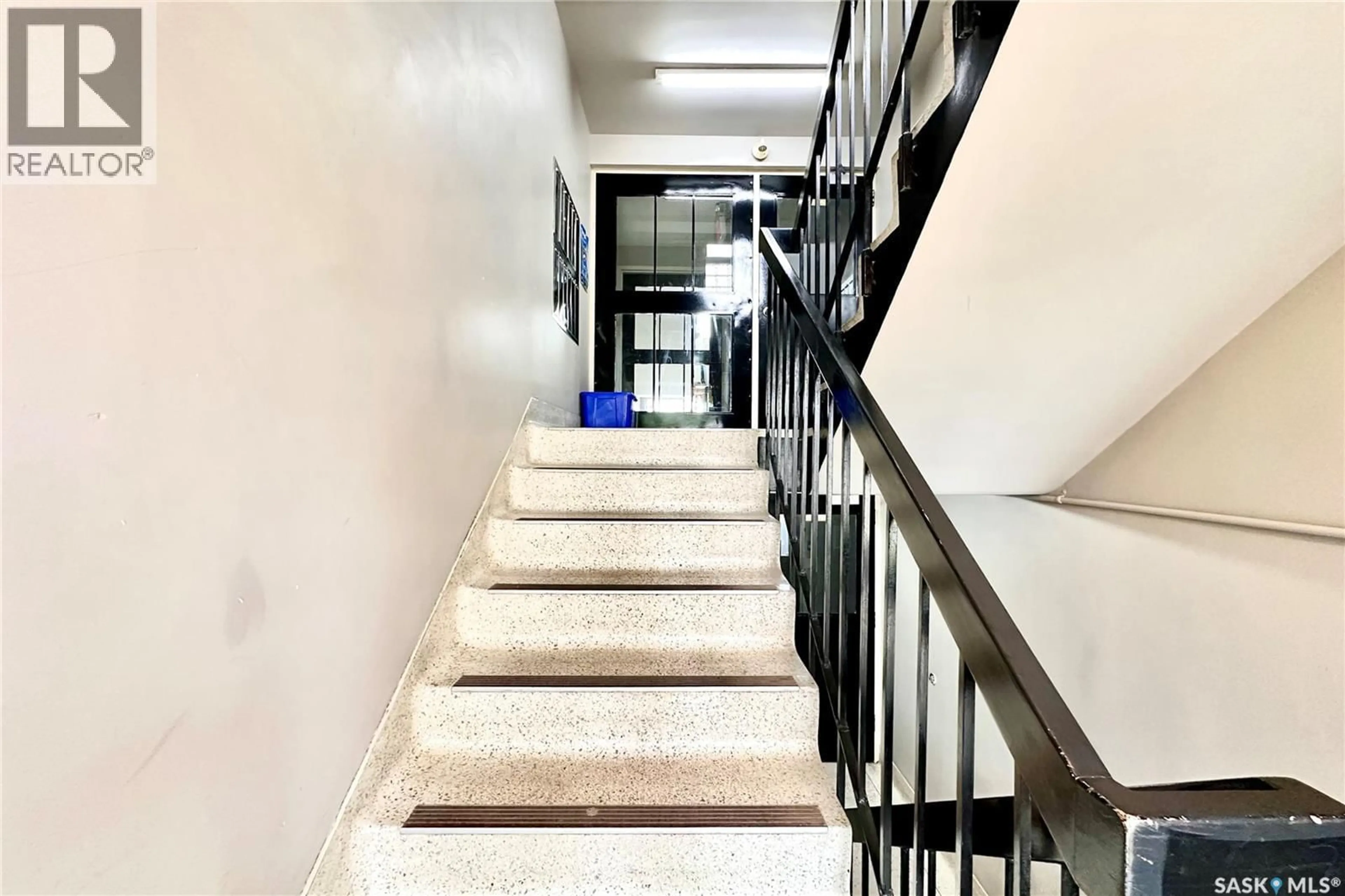 Stairs for 208 - 14 LINDSAY PLACE, Saskatoon Saskatchewan S7H3E6
