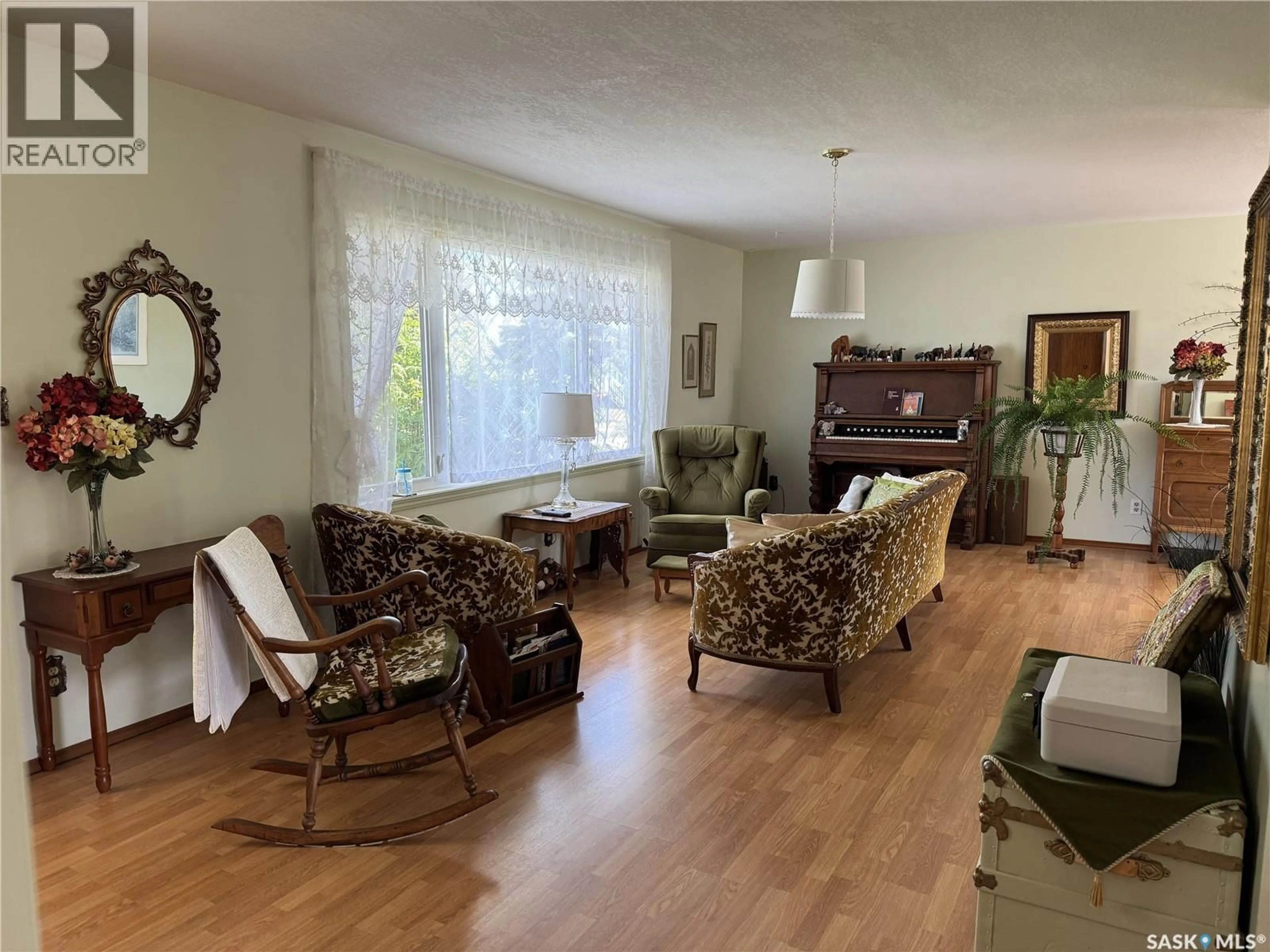 Living room with furniture, unknown for 107 DOWNEY STREET, Strasbourg Saskatchewan S0G4V0