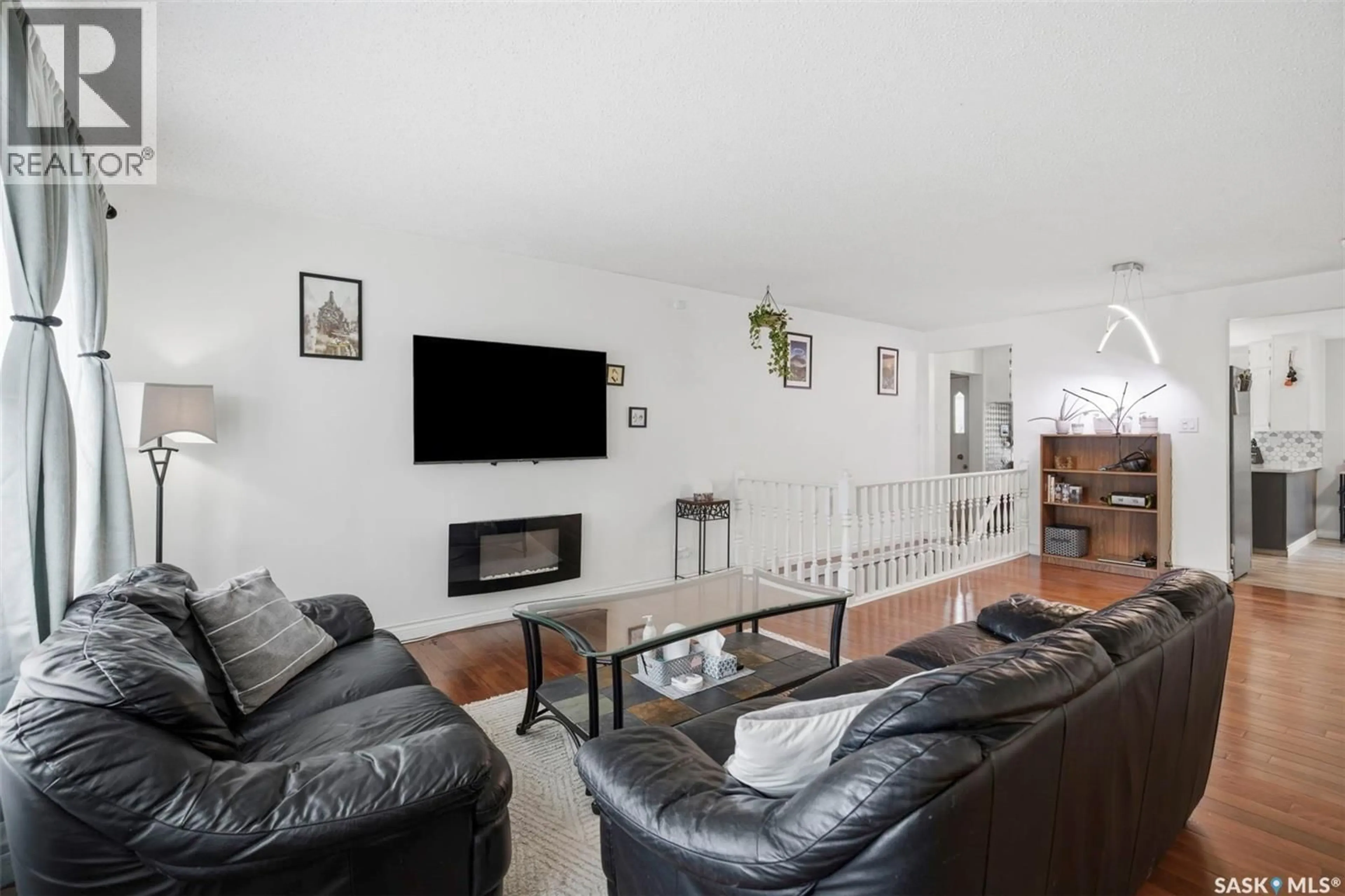 Living room with furniture, unknown for 445 WITNEY AVENUE, Saskatoon Saskatchewan S7M3K6