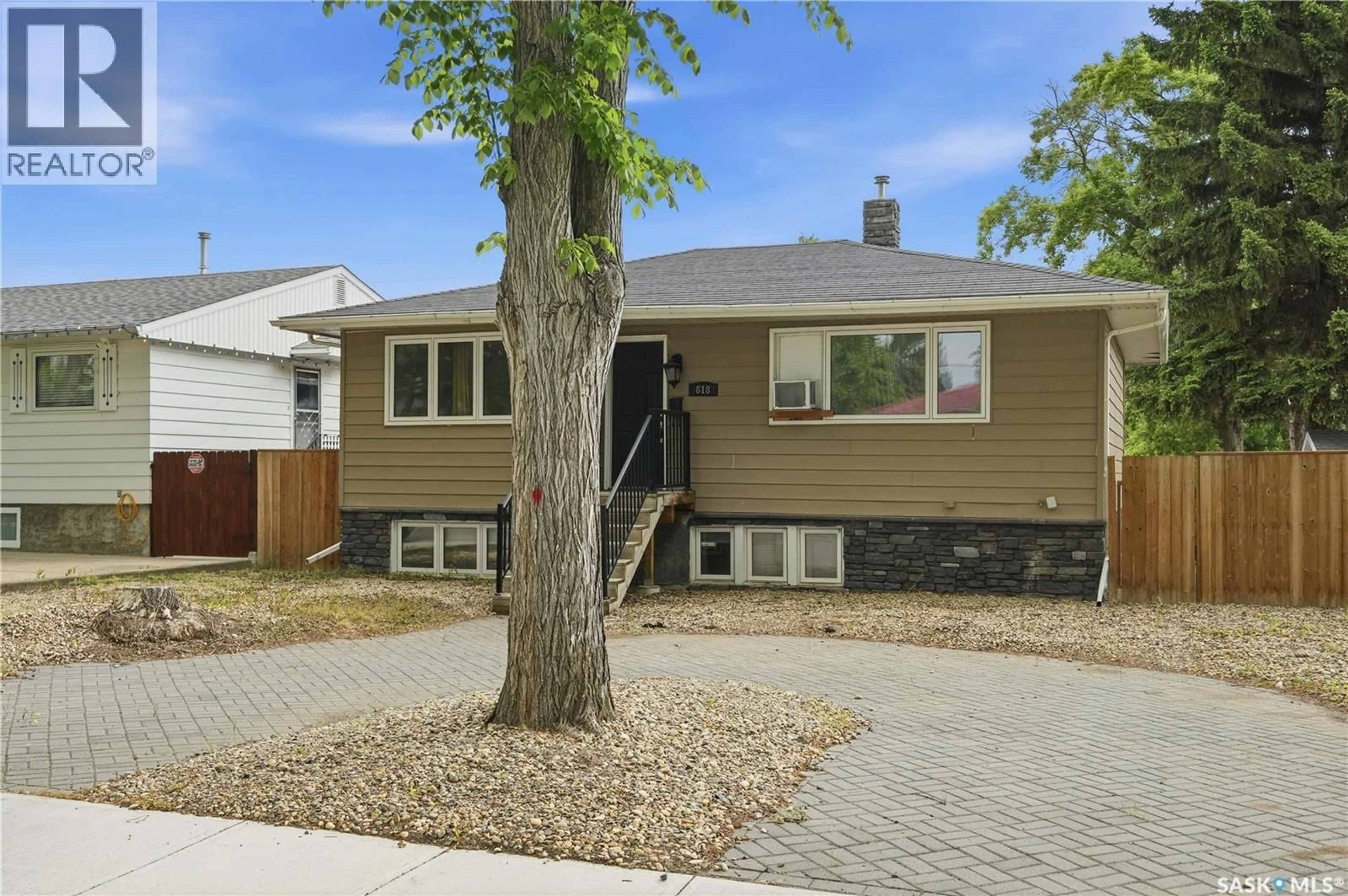 Home with vinyl exterior material, street for 818 GRANDVIEW STREET, Moose Jaw Saskatchewan S6H5L8