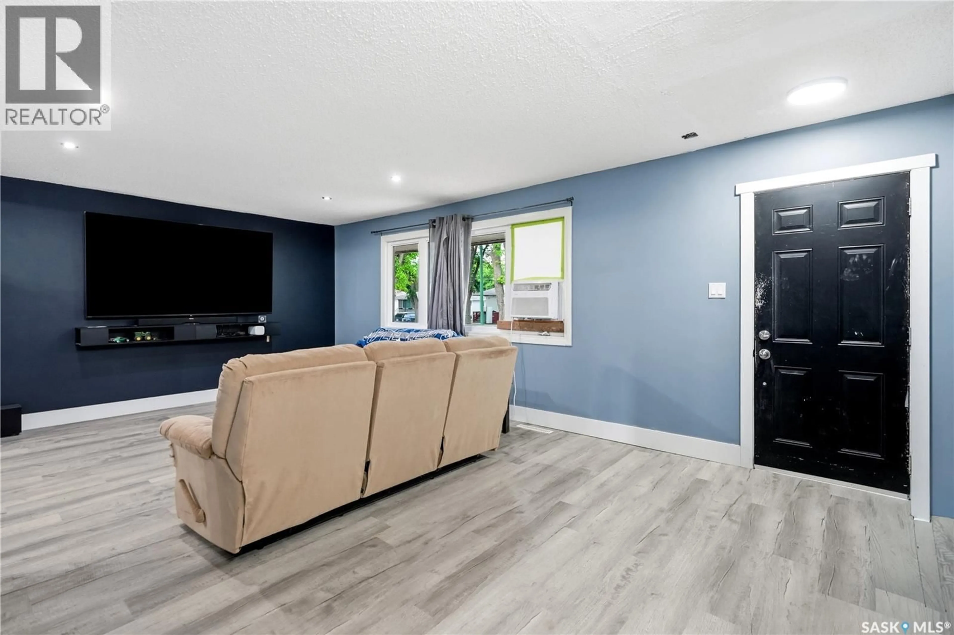 Living room with furniture, wood/laminate floor for 818 GRANDVIEW STREET, Moose Jaw Saskatchewan S6H5L8