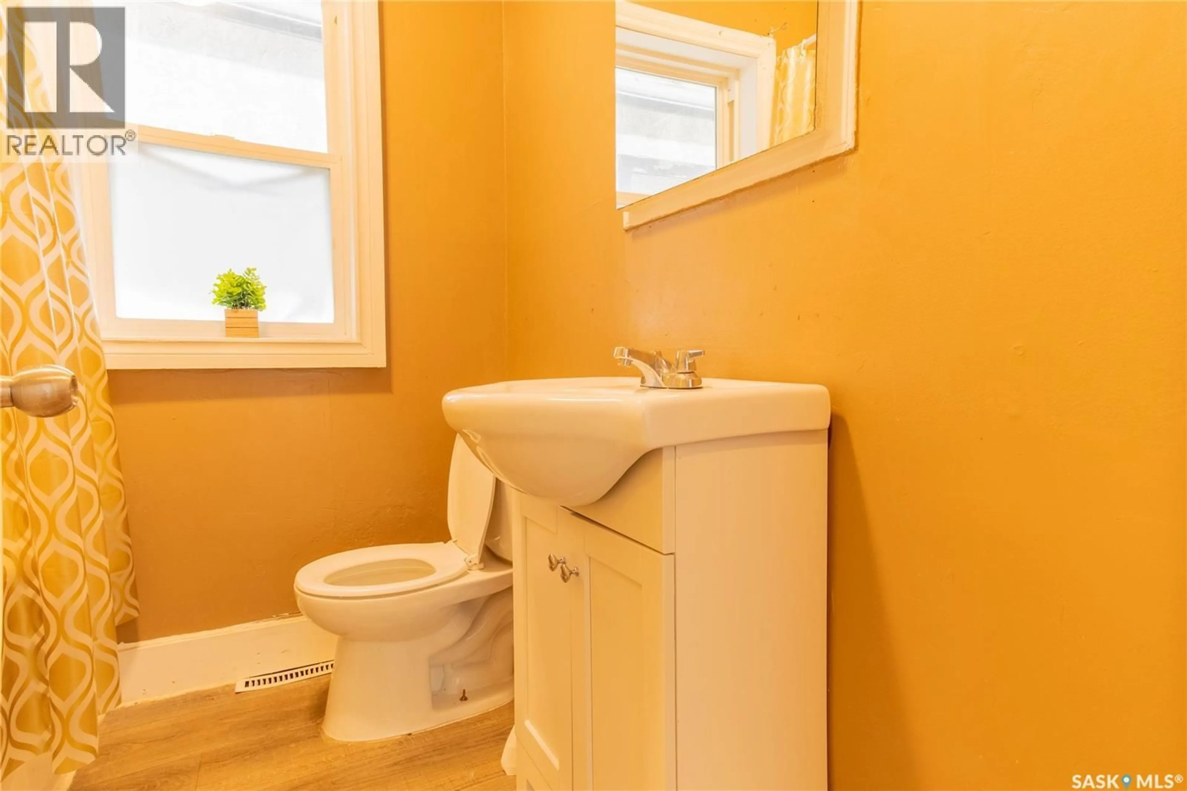 Standard bathroom, ceramic/tile floor for 1175 QUEEN STREET, Regina Saskatchewan S4T4B3