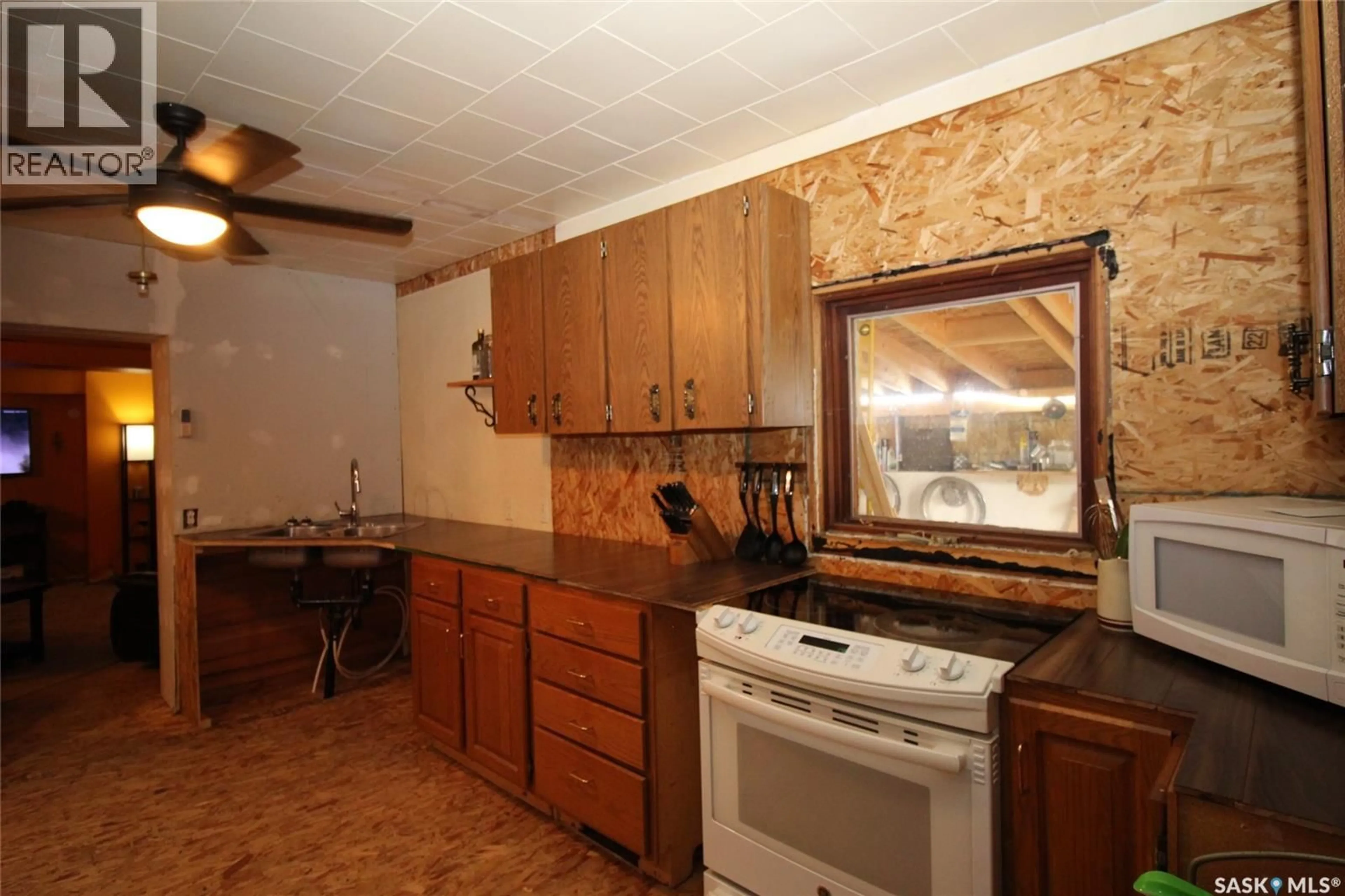 Standard kitchen, ceramic/tile floor for 641 RAILWAY AVENUE, Eastend Saskatchewan S0N0T0