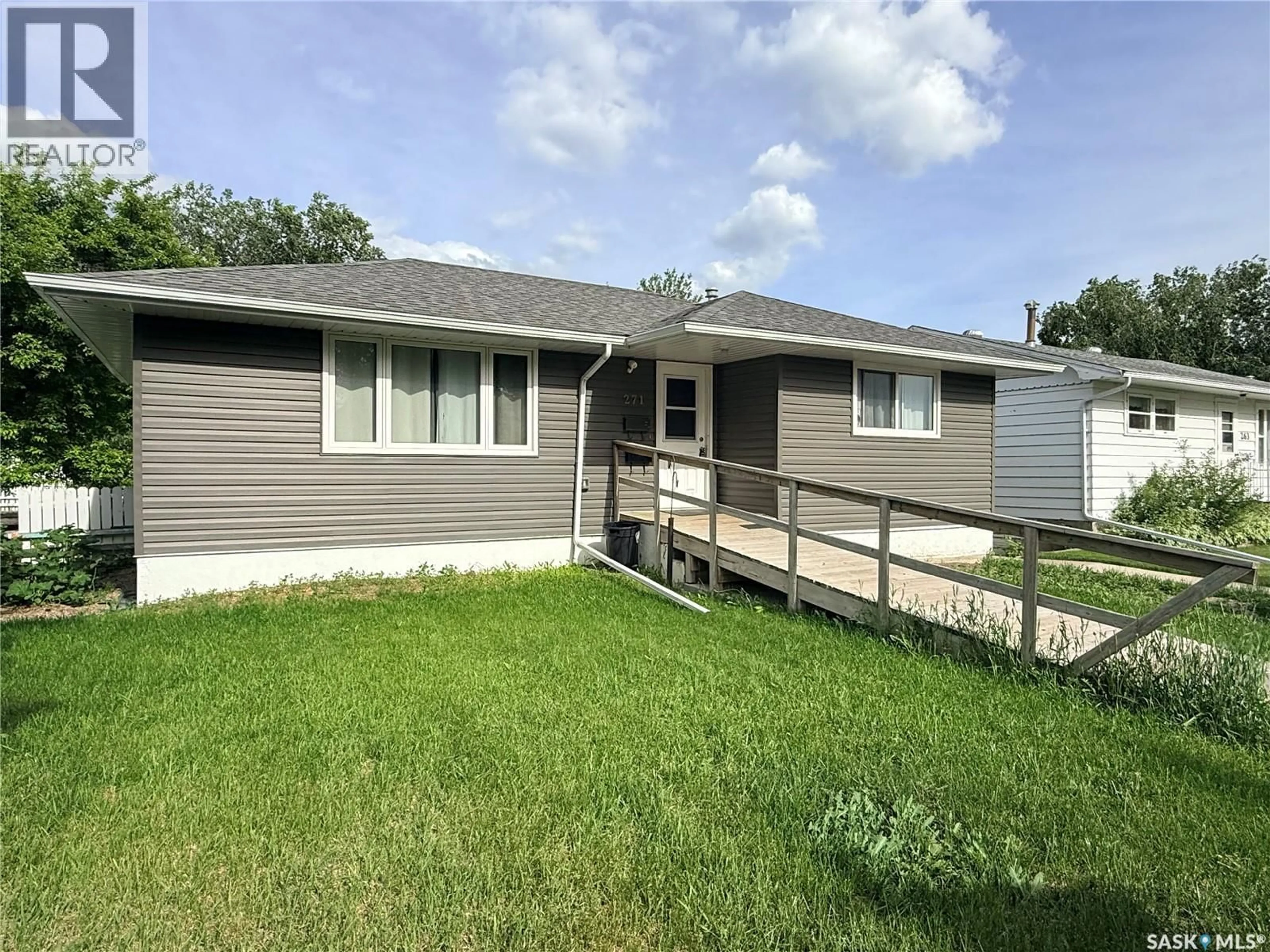Home with vinyl exterior material, street for 271 14TH AVENUE, Swift Current Saskatchewan S9H2W8
