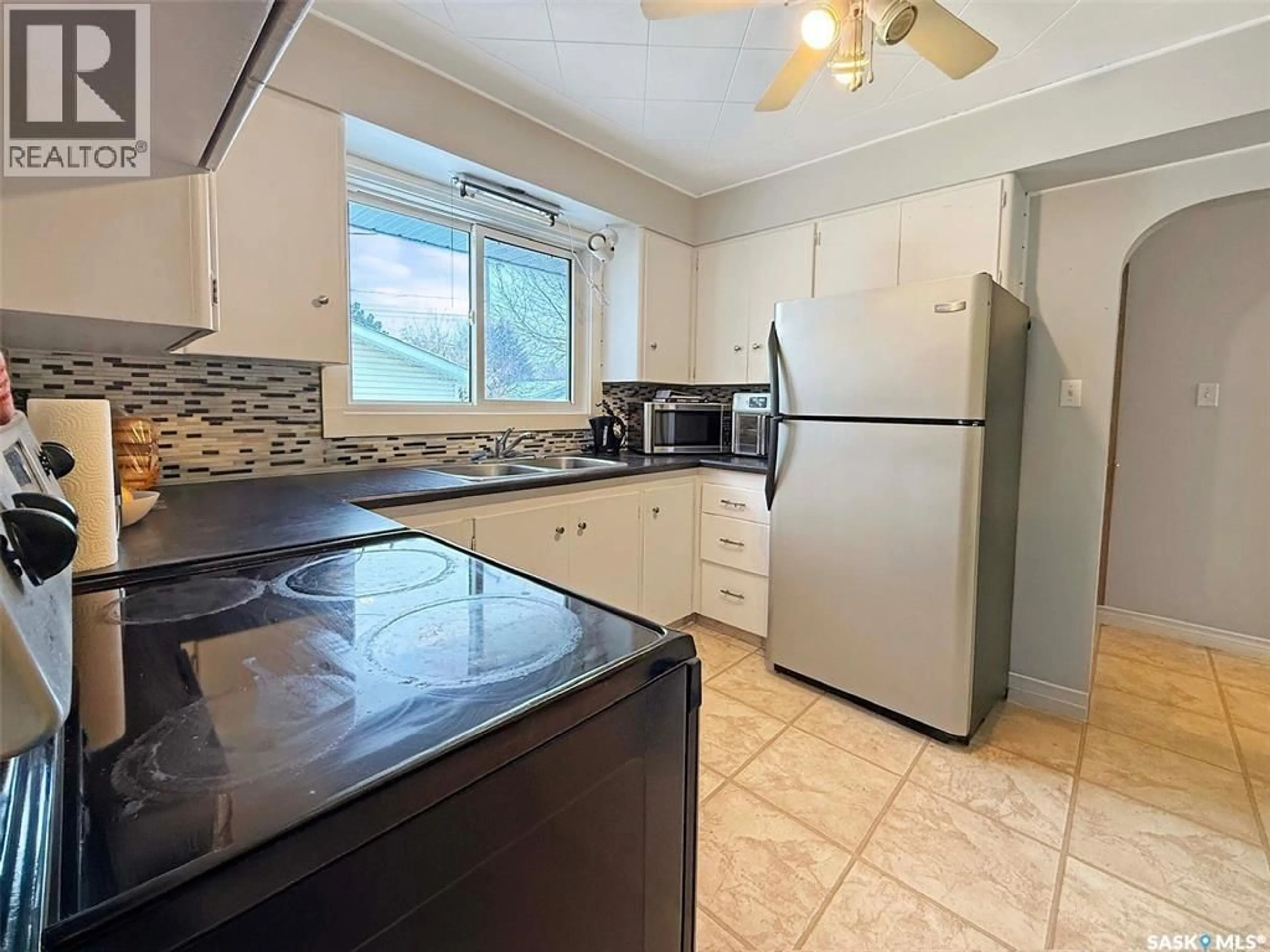 Standard kitchen, ceramic/tile floor for 271 14TH AVENUE, Swift Current Saskatchewan S9H2W8