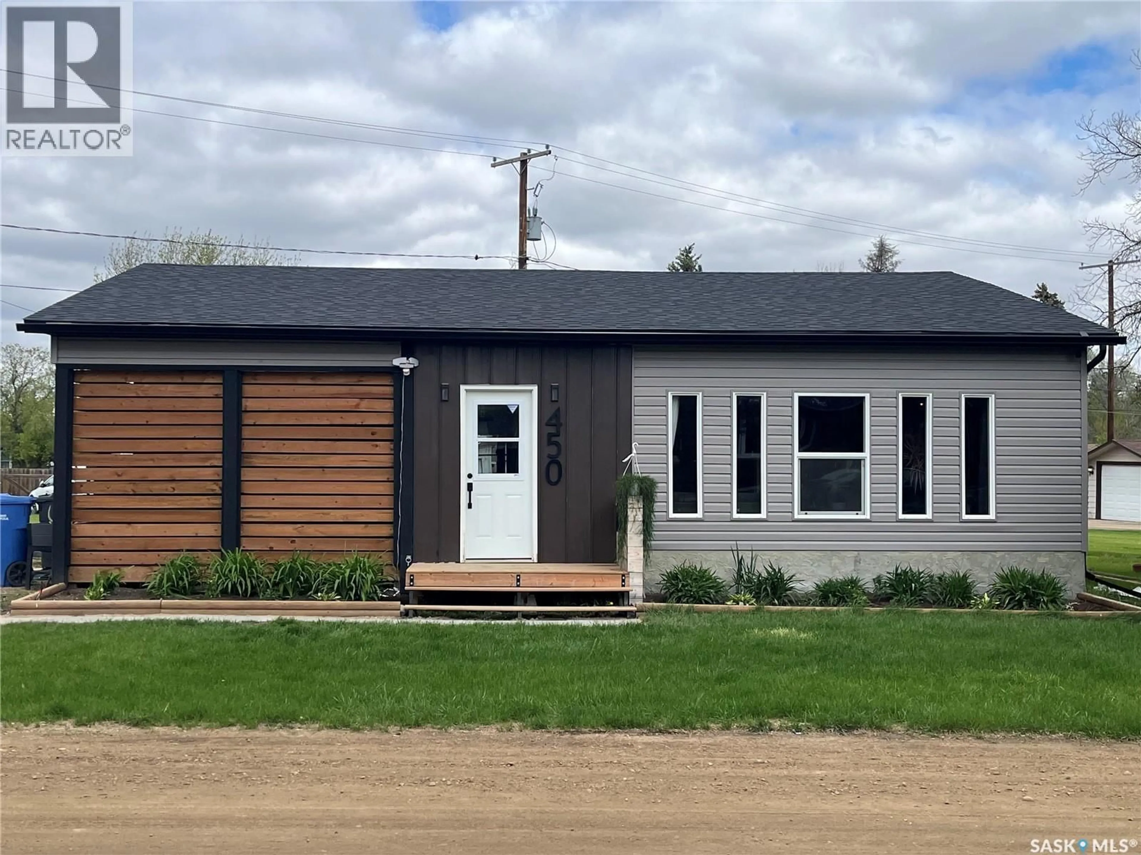 Home with vinyl exterior material, building for 450 6TH STREET, Craik Saskatchewan S0G0V0