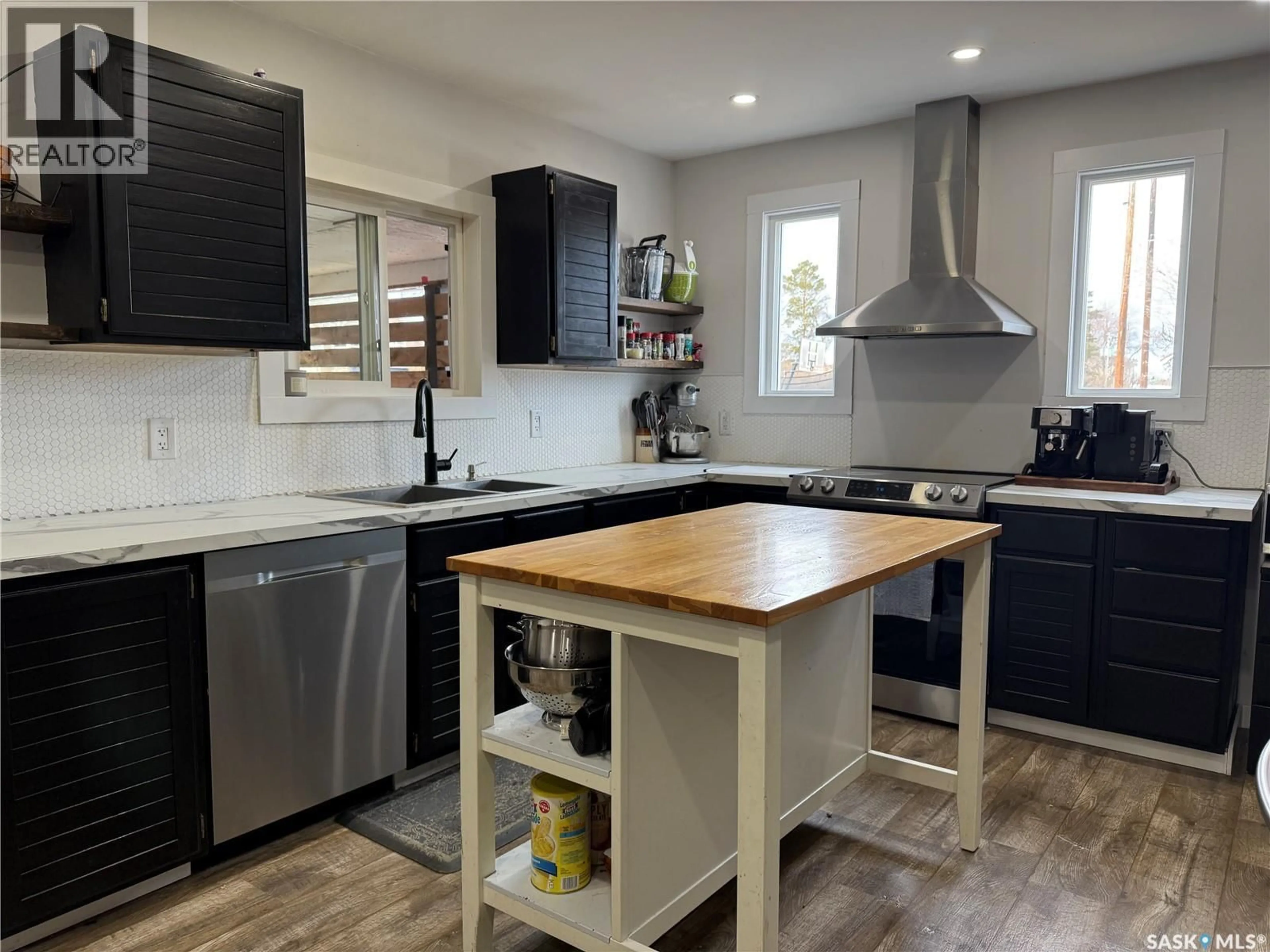 Open concept kitchen, unknown for 450 6TH STREET, Craik Saskatchewan S0G0V0