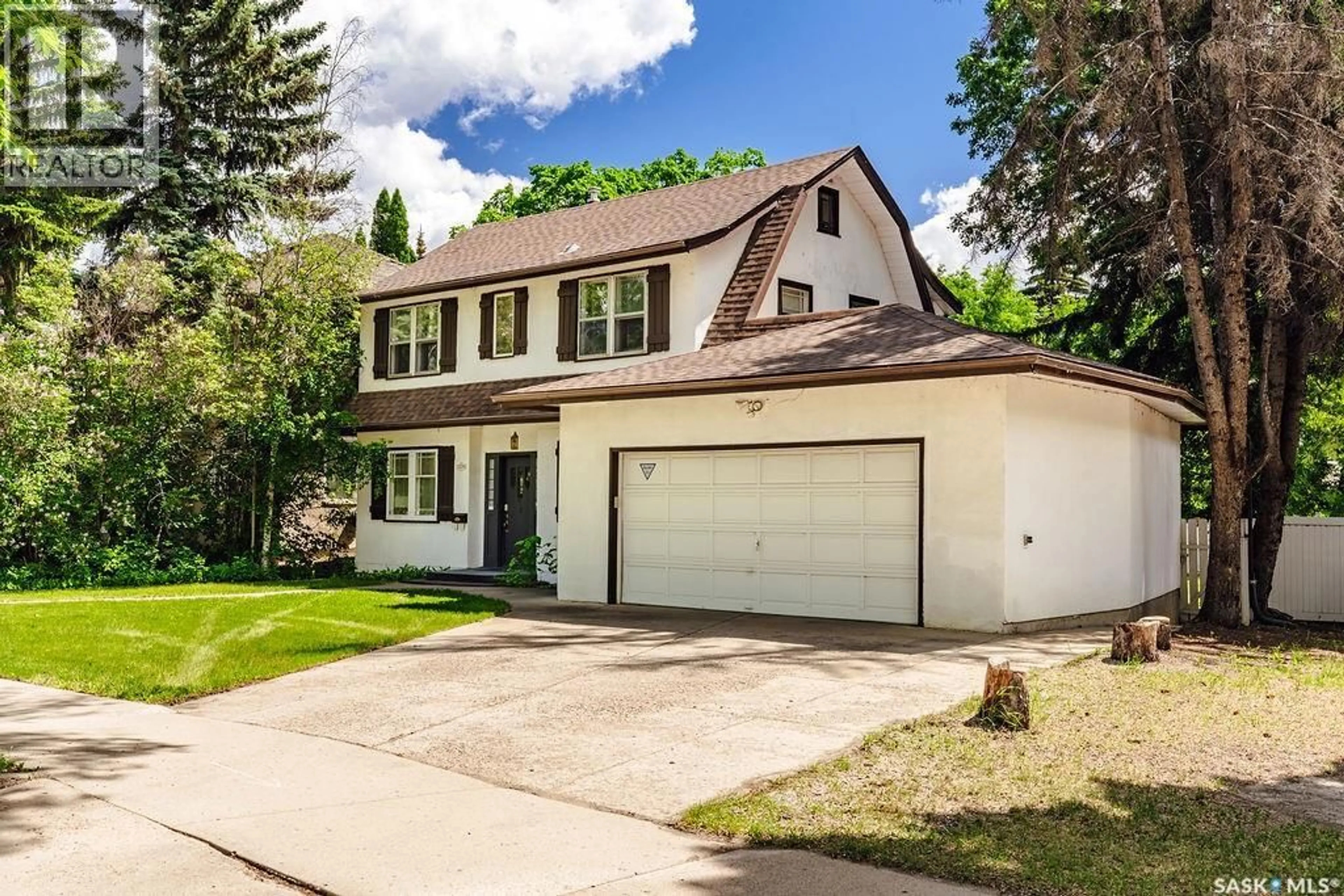 Home with vinyl exterior material, street for 1004 UNIVERSITY DRIVE, Saskatoon Saskatchewan S7N0K3