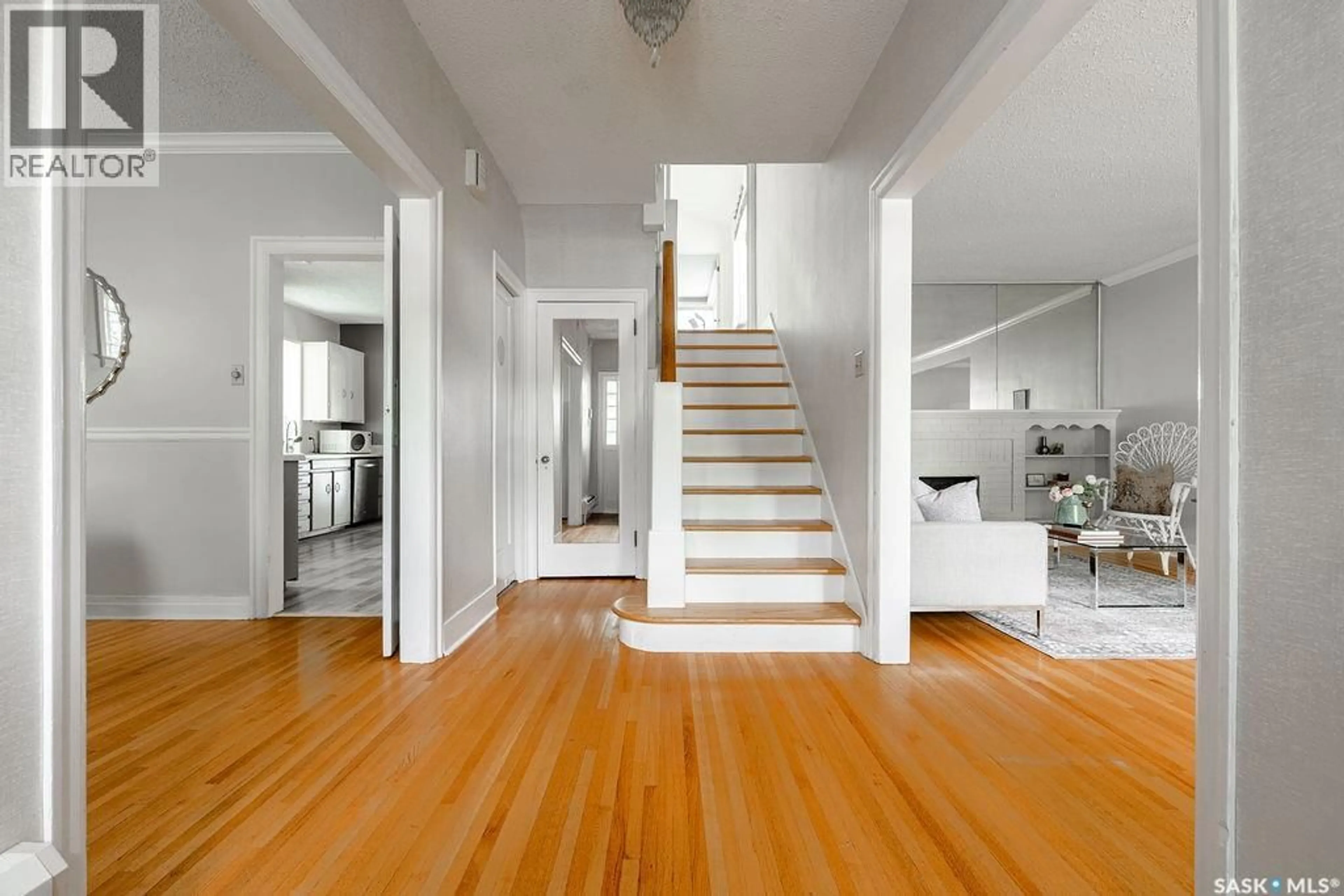 Indoor foyer for 1004 UNIVERSITY DRIVE, Saskatoon Saskatchewan S7N0K3