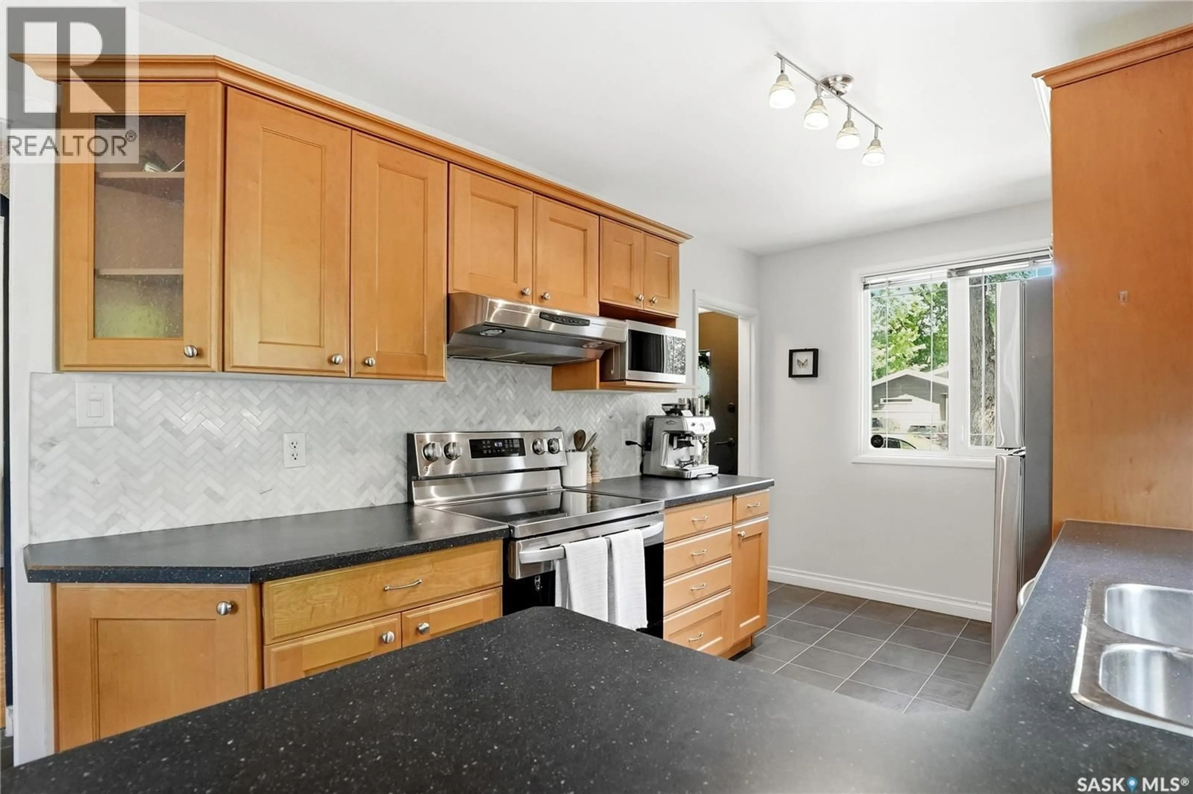 Standard kitchen, unknown for 114 7TH STREET, Saskatoon Saskatchewan S7H0W8