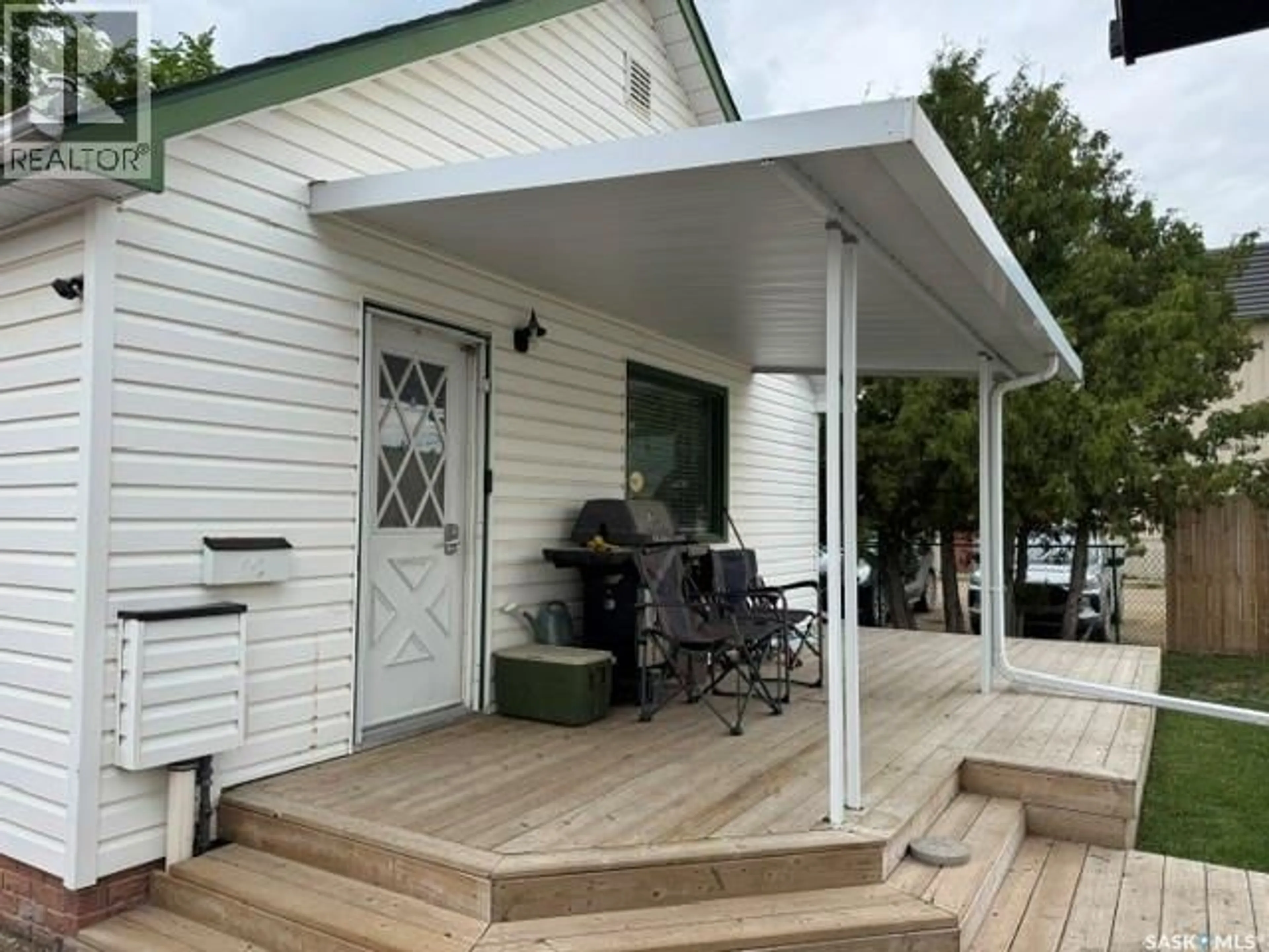 Patio, street for 628 10TH STREET, Humboldt Saskatchewan S0K2A0