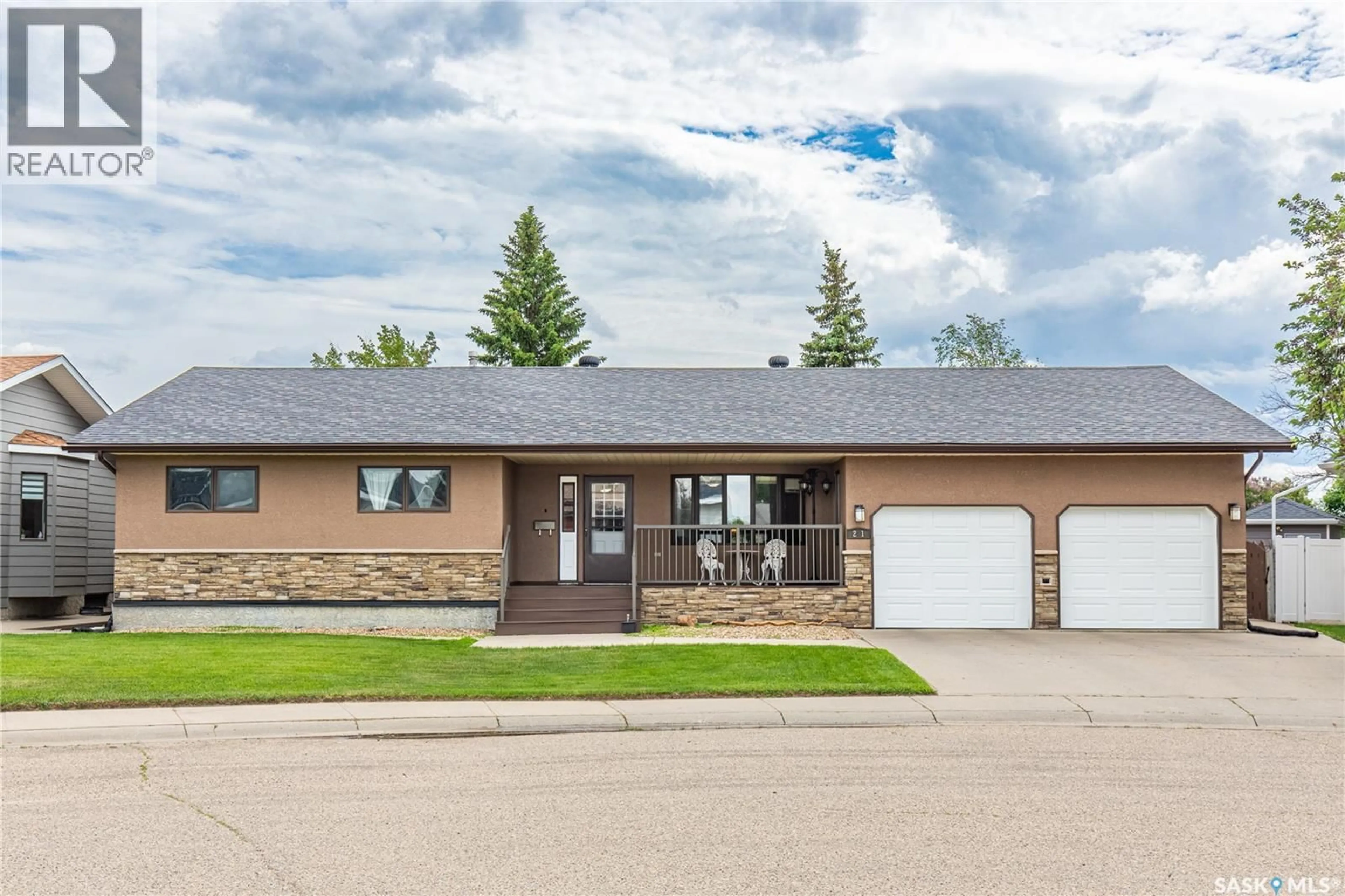 Home with brick exterior material, unknown for 21 THORN CRESCENT, Moose Jaw Saskatchewan S6J1J3