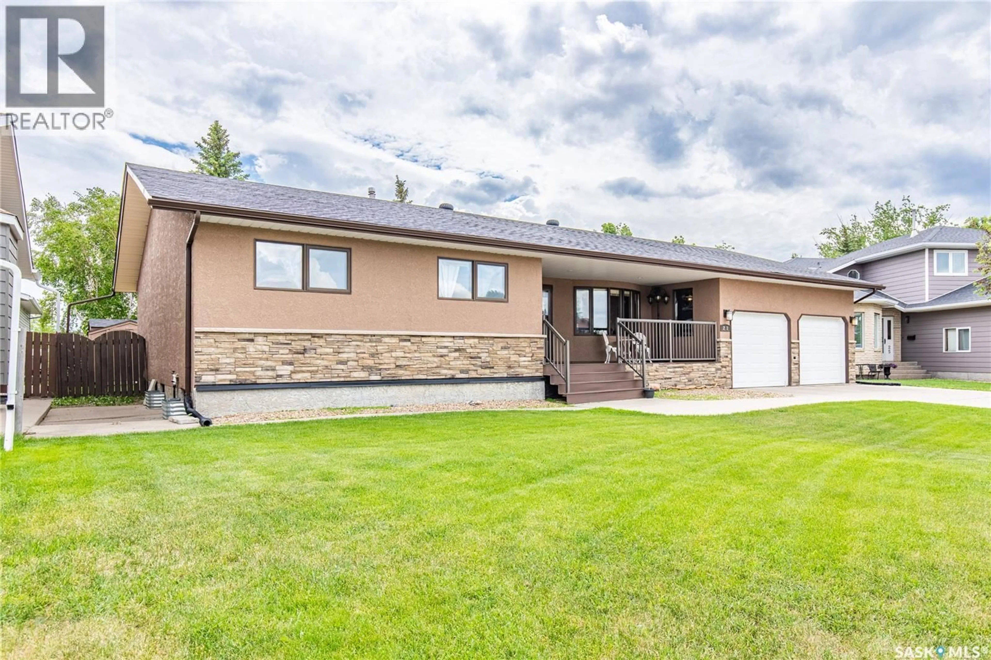 Home with vinyl exterior material, unknown for 21 THORN CRESCENT, Moose Jaw Saskatchewan S6J1J3