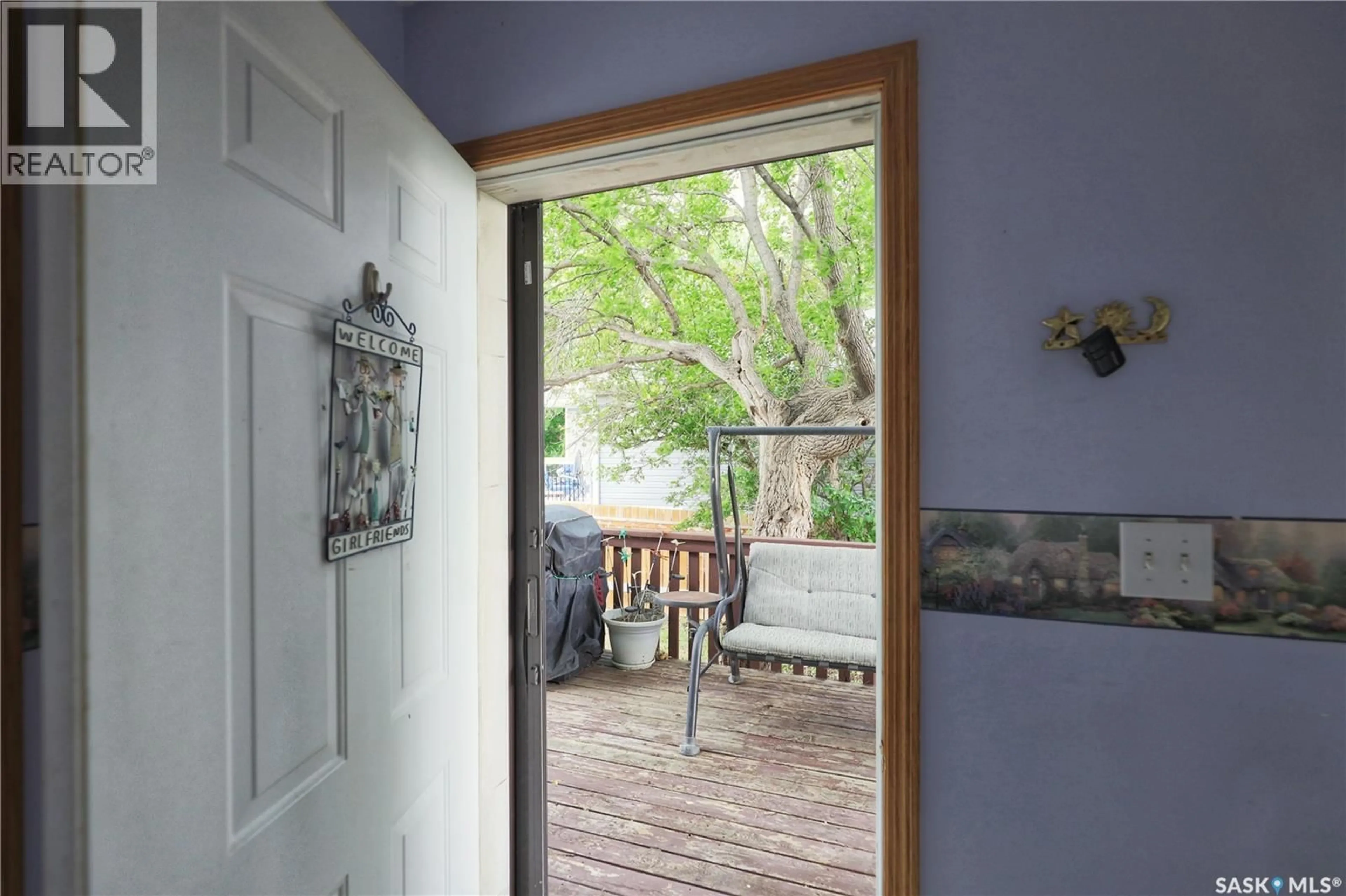 Indoor entryway for 1037 OXFORD STREET, Moose Jaw Saskatchewan S6H7L4