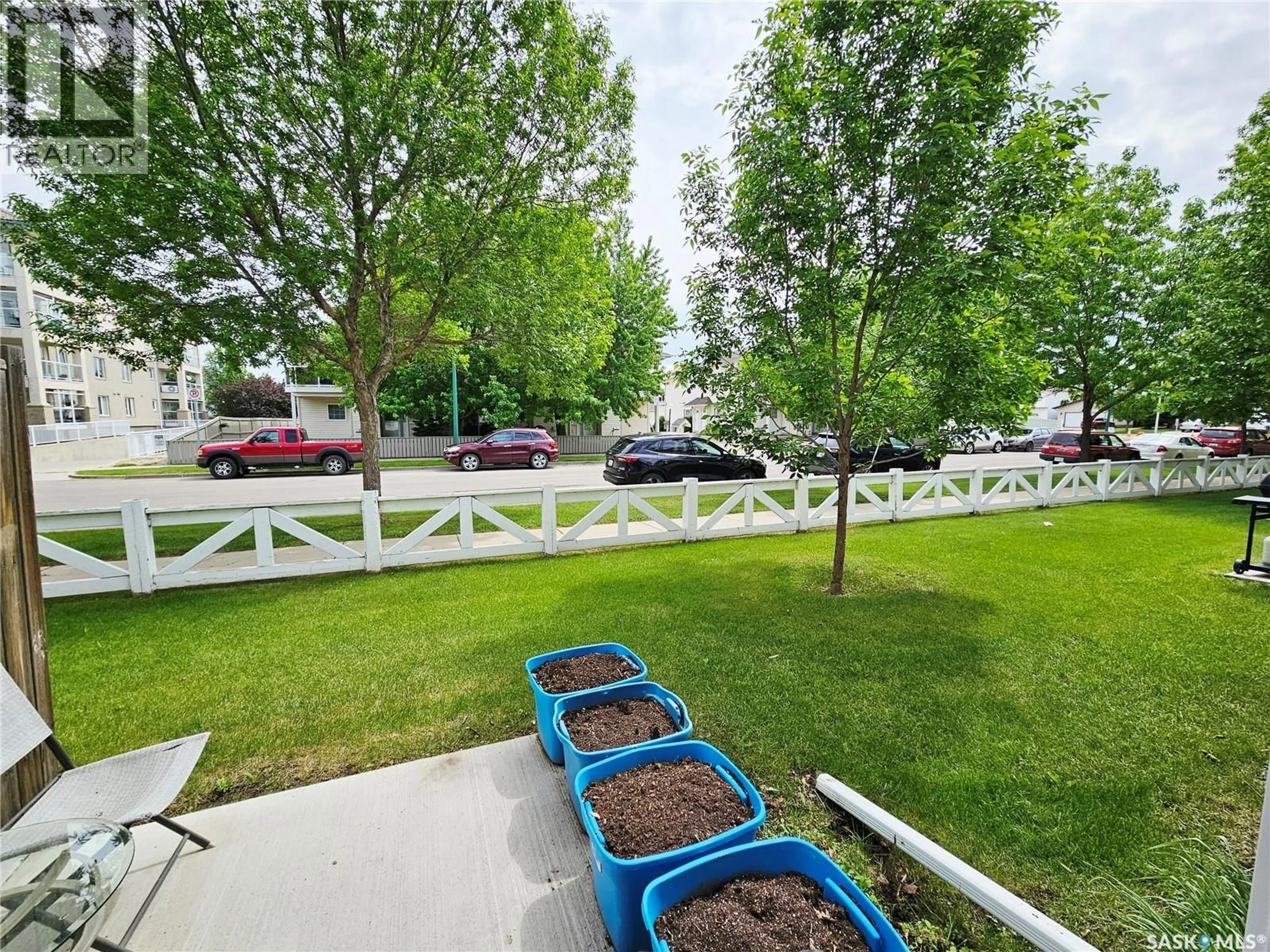 A pic from outside/outdoor area/front of a property/back of a property/a pic from drone, street for 10 410 KEEVIL CRESCENT, Saskatoon Saskatchewan S7N4R6