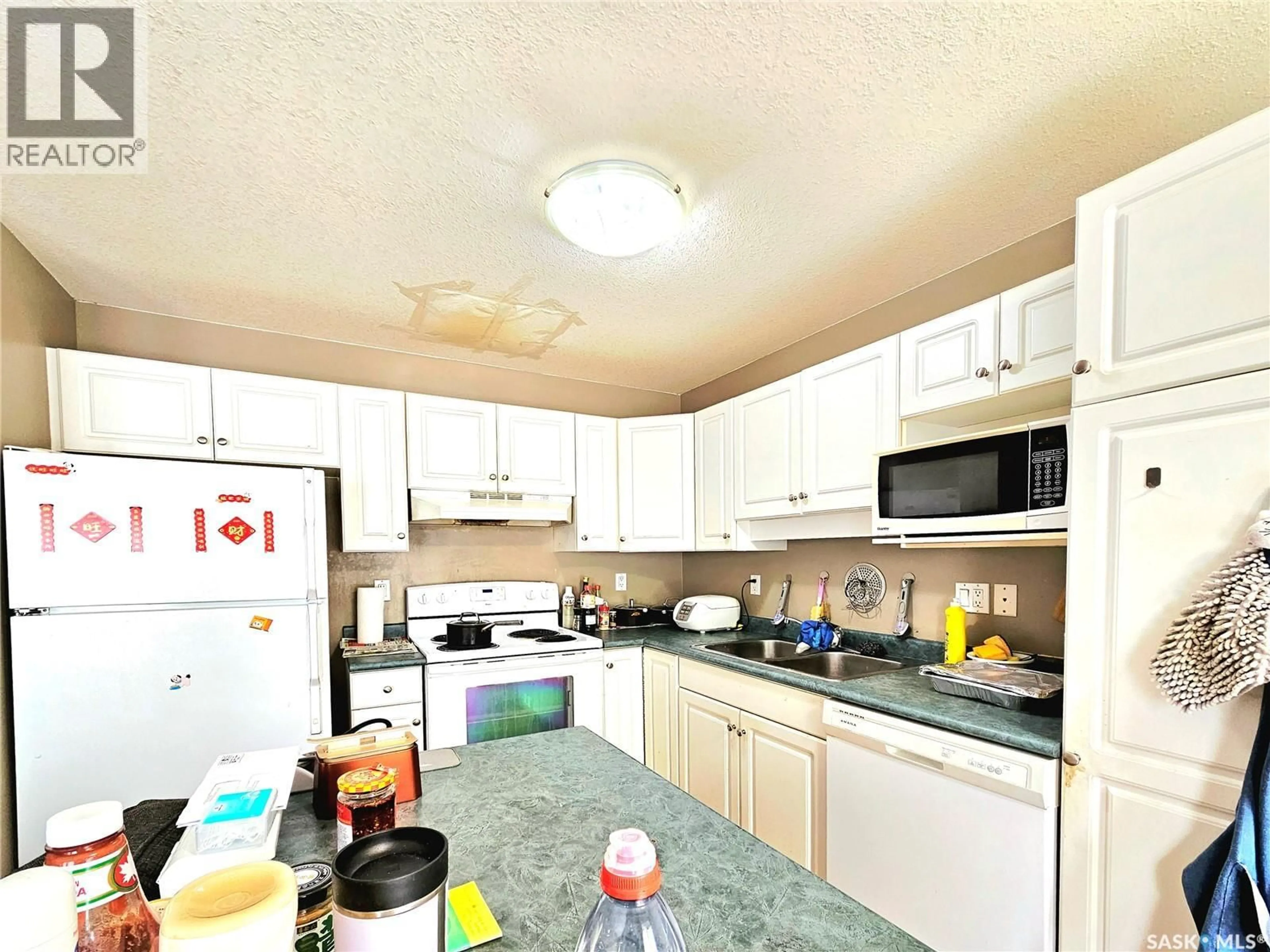 Standard kitchen, unknown for 10 410 KEEVIL CRESCENT, Saskatoon Saskatchewan S7N4R6