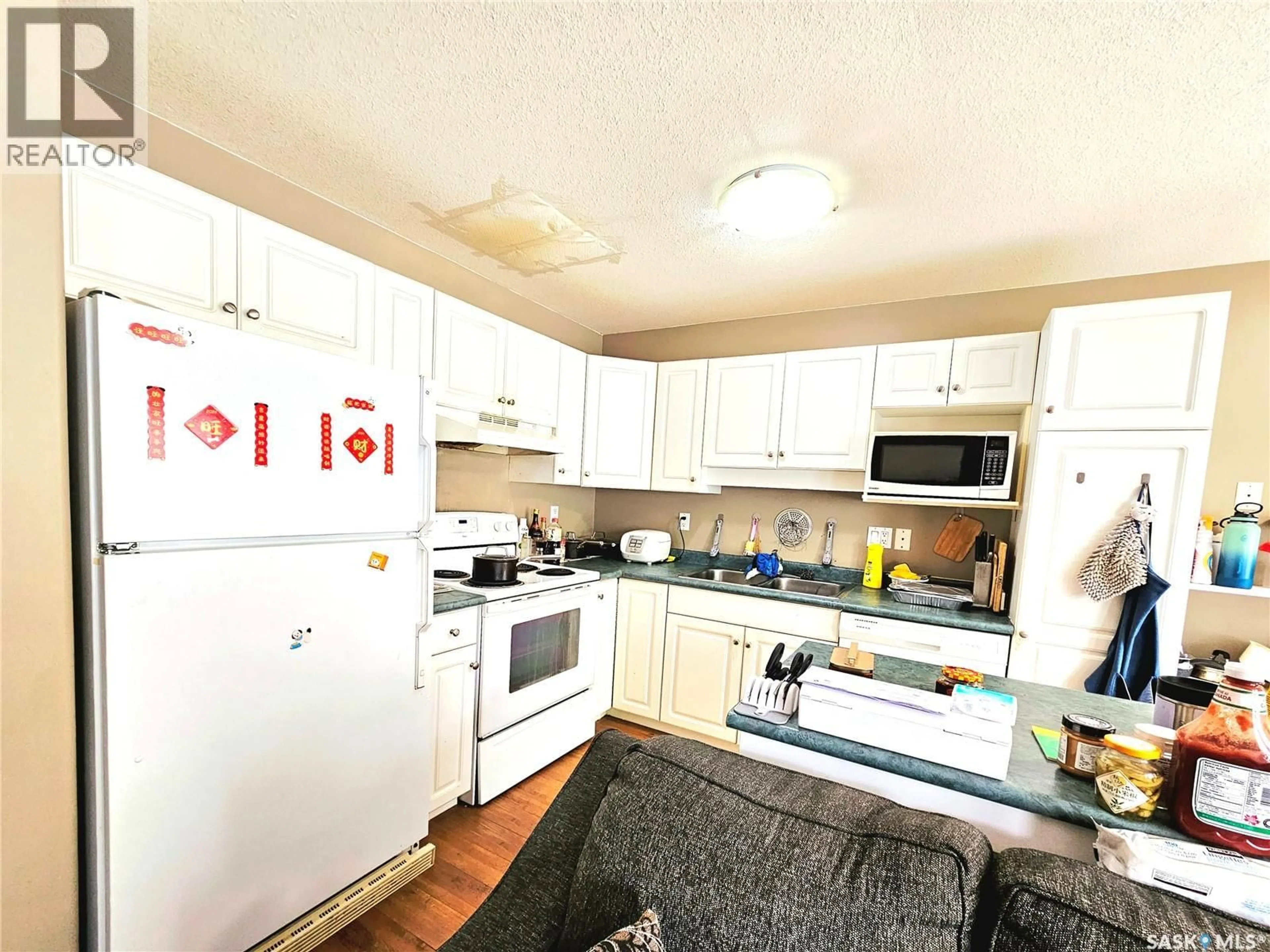 Standard kitchen, unknown for 10 410 KEEVIL CRESCENT, Saskatoon Saskatchewan S7N4R6