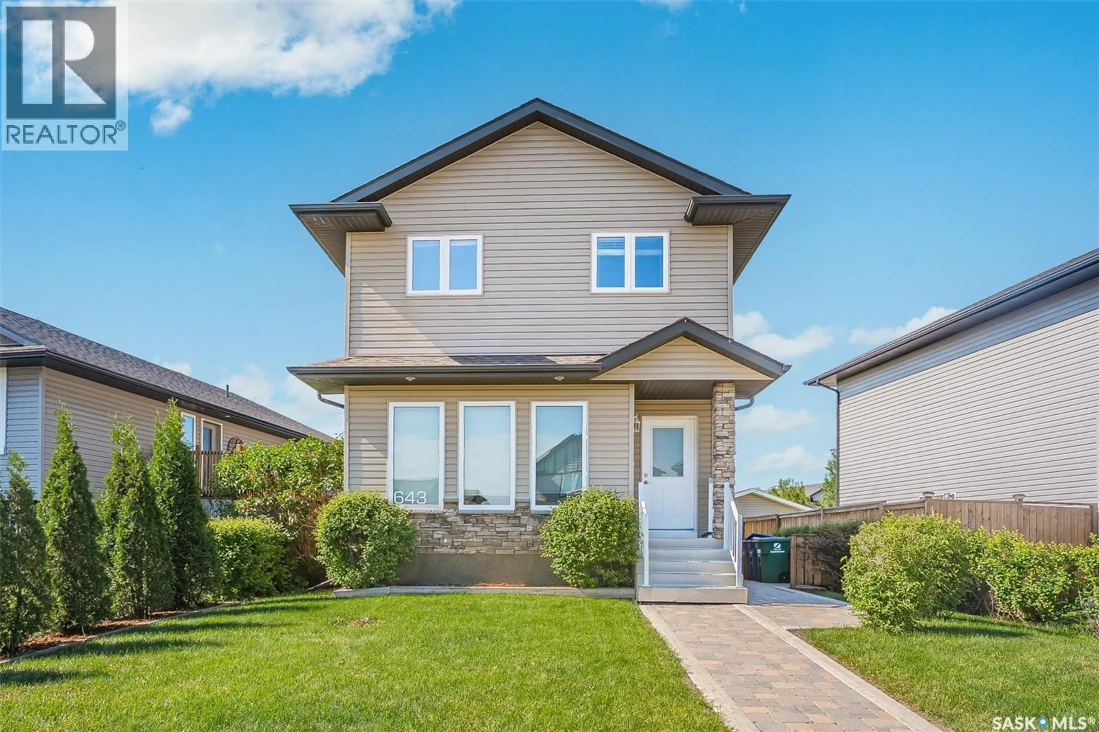Home with vinyl exterior material, street for 643 HAMPTON CIRCLE, Saskatoon Saskatchewan S7R0K1