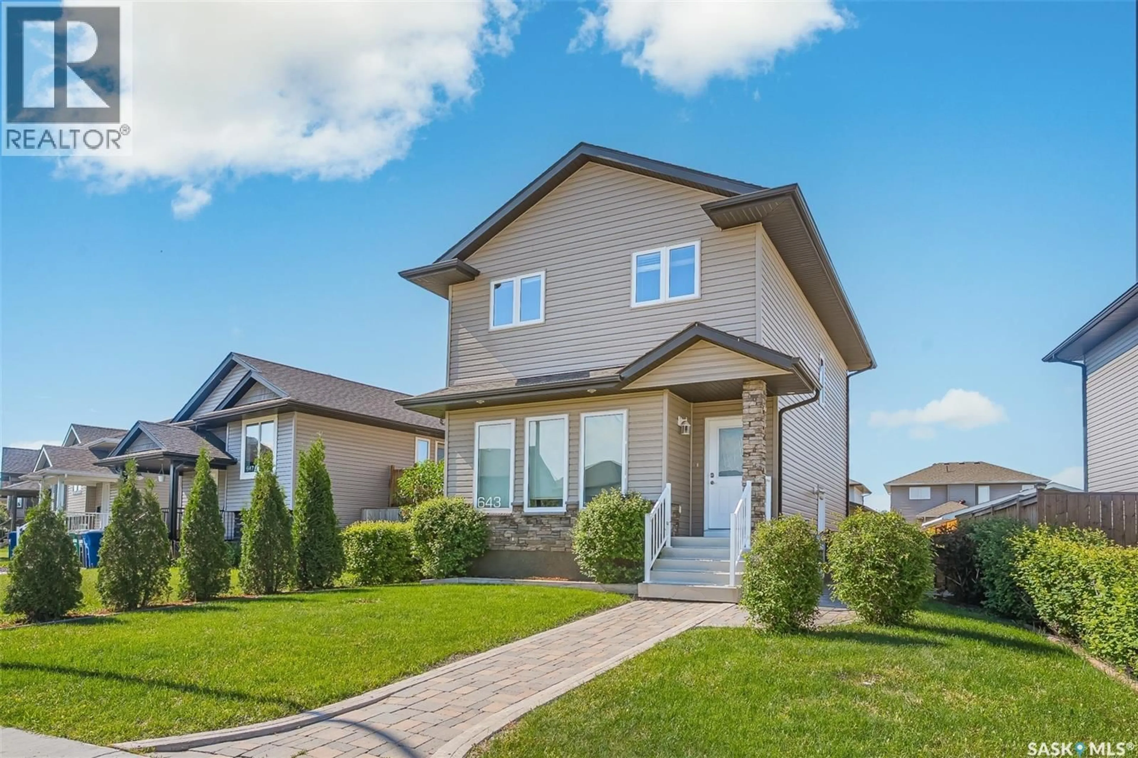 Home with vinyl exterior material, street for 643 HAMPTON CIRCLE, Saskatoon Saskatchewan S7R0K1
