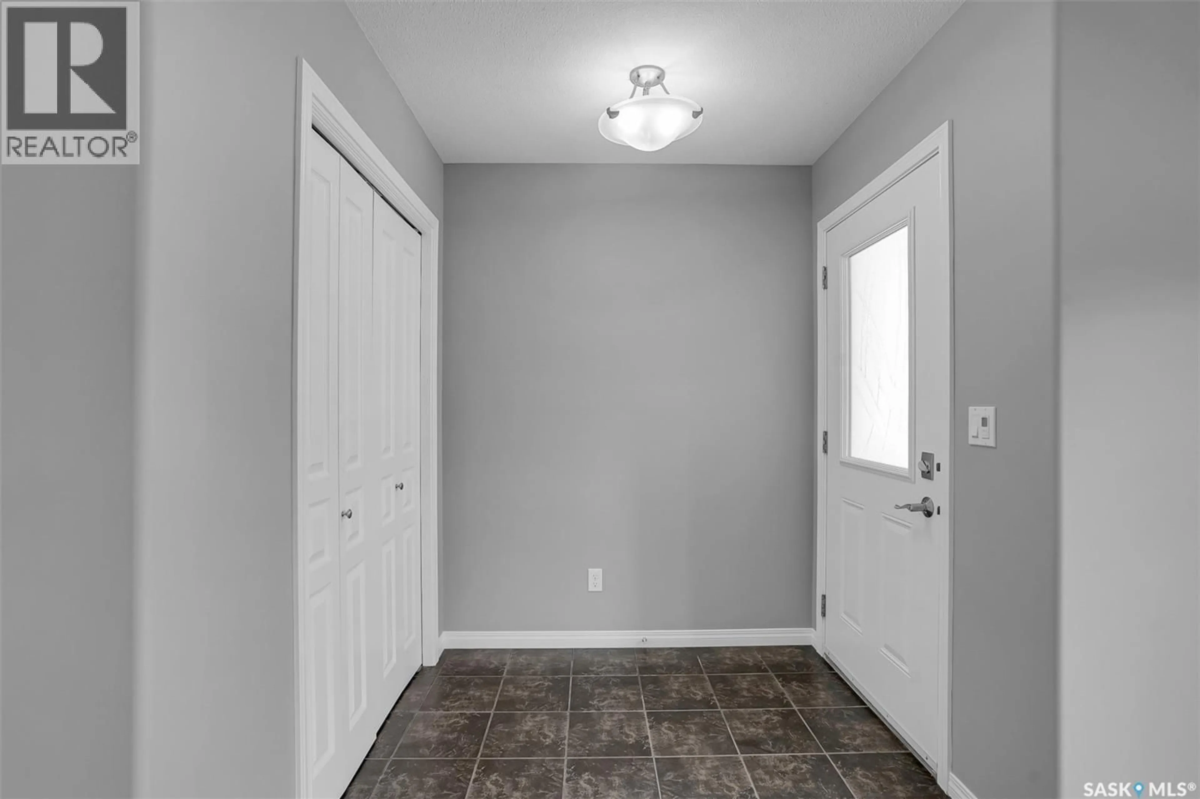 Indoor entryway for 643 HAMPTON CIRCLE, Saskatoon Saskatchewan S7R0K1