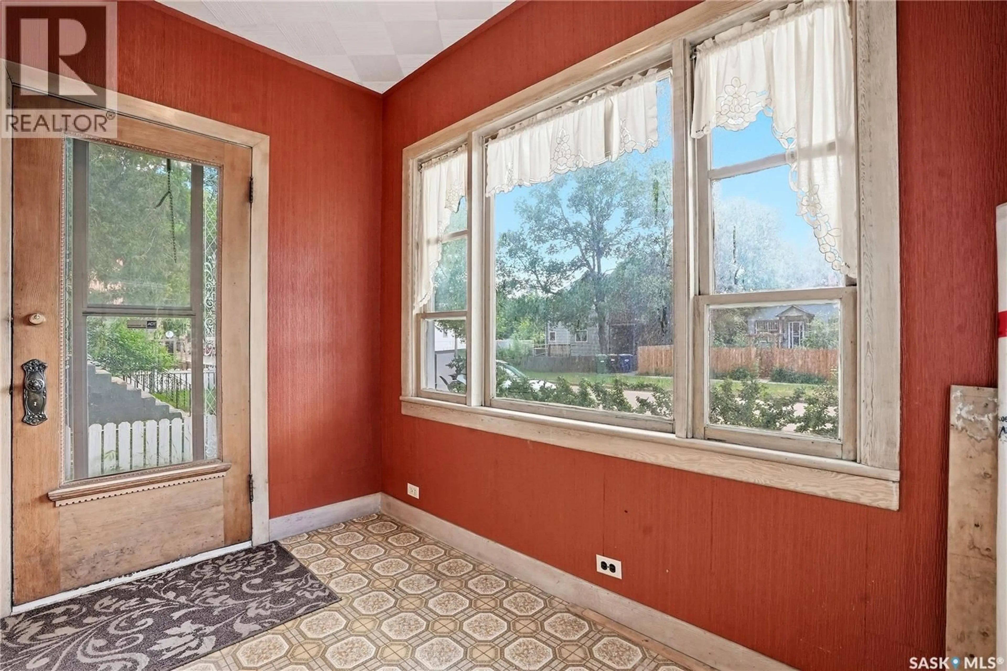 Indoor entryway for 332 I AVENUE, Saskatoon Saskatchewan S7M1Y2