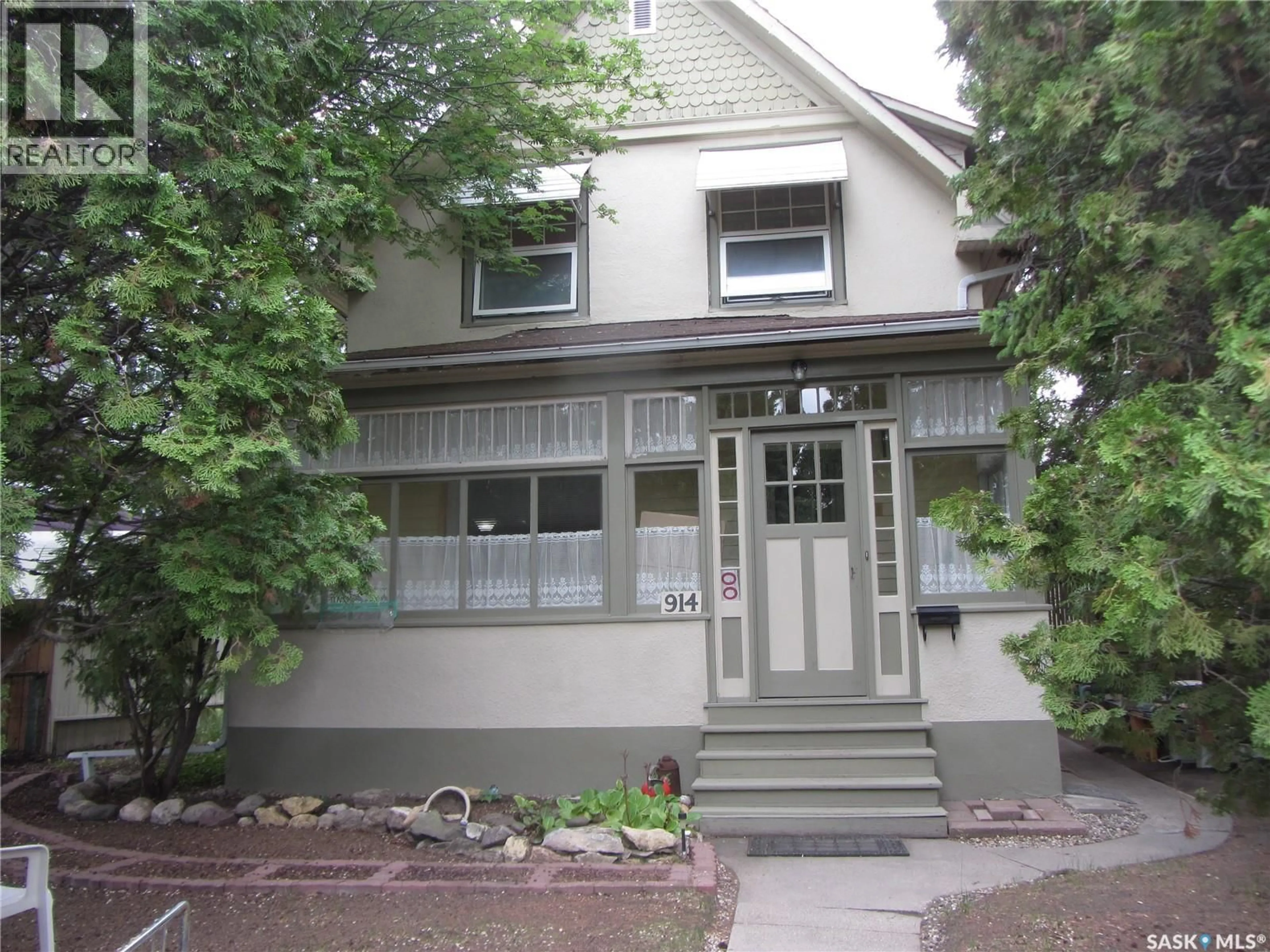 Home with vinyl exterior material, street for 914 VICTORIA AVENUE, Saskatoon Saskatchewan S7N2Z6