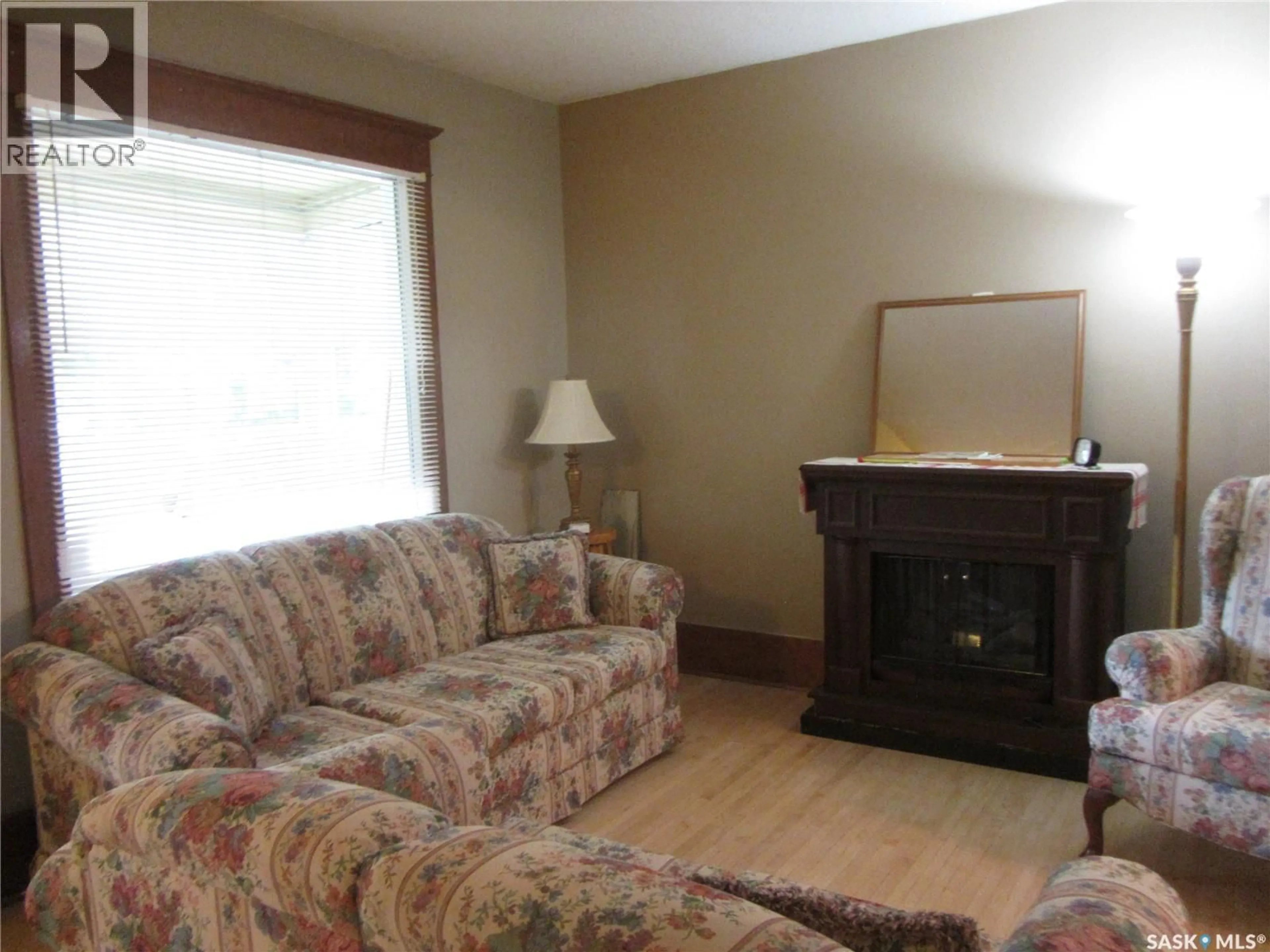 Living room with furniture, unknown for 914 VICTORIA AVENUE, Saskatoon Saskatchewan S7N2Z6