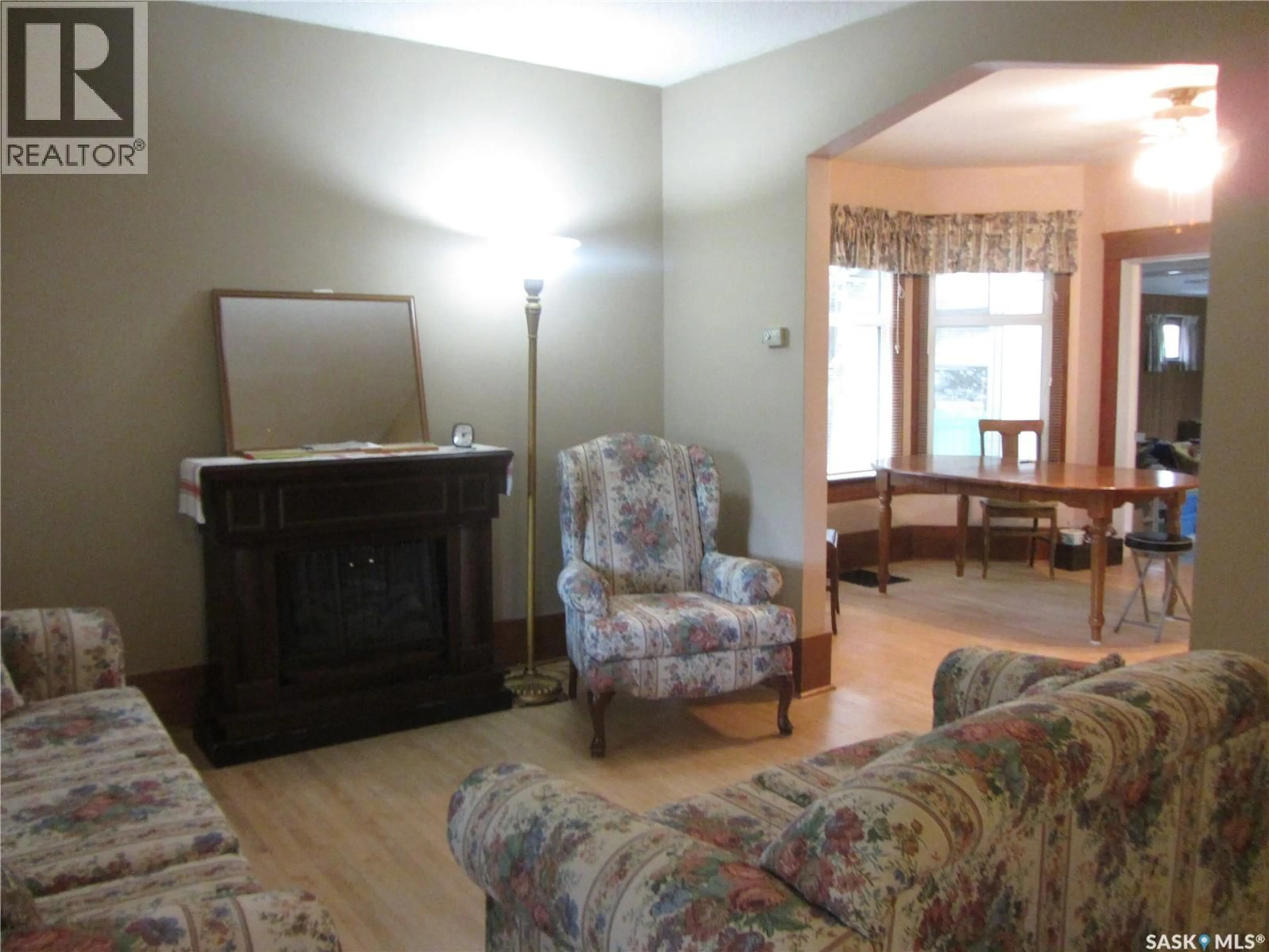 Living room with furniture, unknown for 914 VICTORIA AVENUE, Saskatoon Saskatchewan S7N2Z6