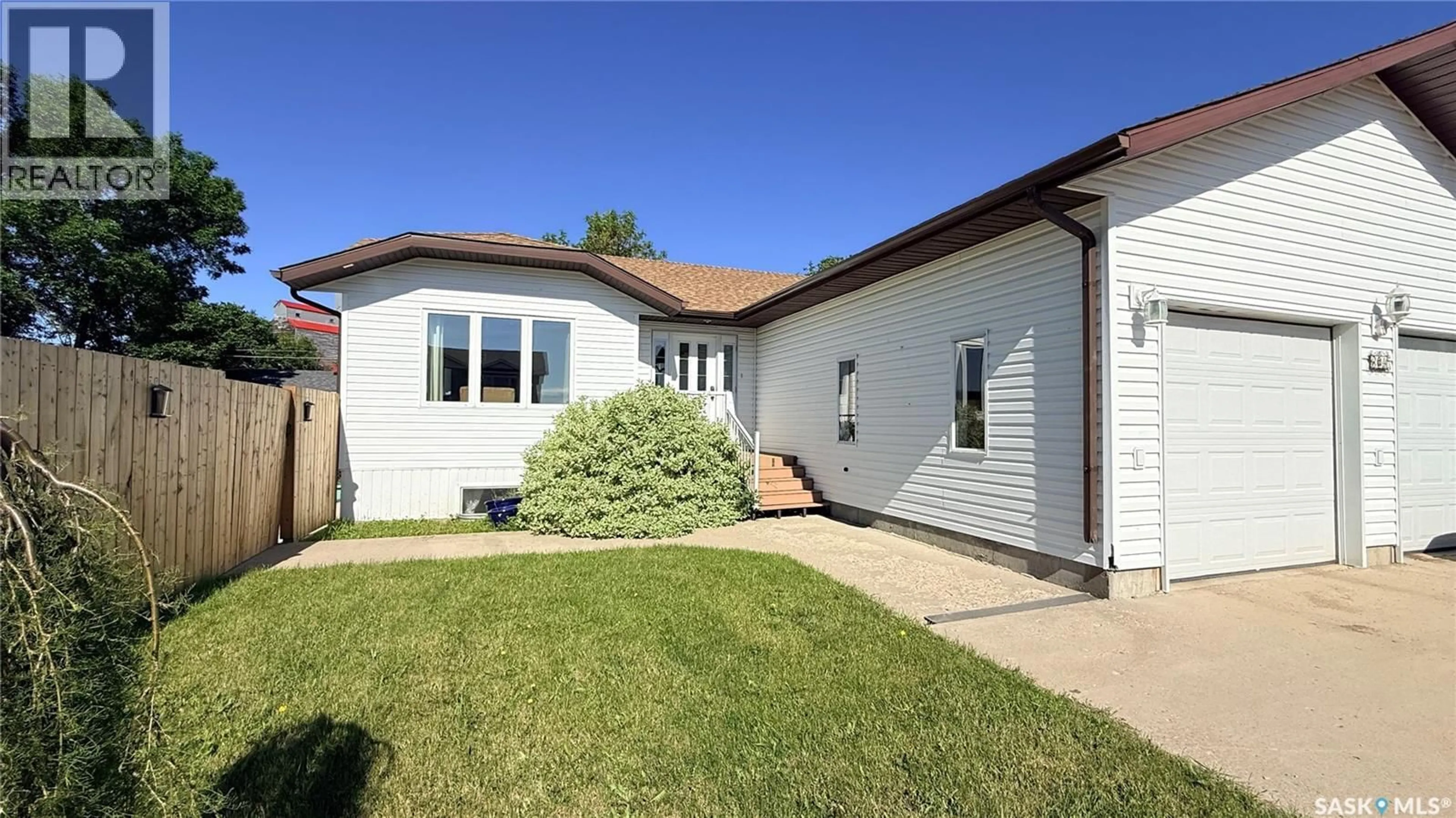Home with vinyl exterior material, street for 304 ARCHIBALD STREET, Midale Saskatchewan S0C1S0