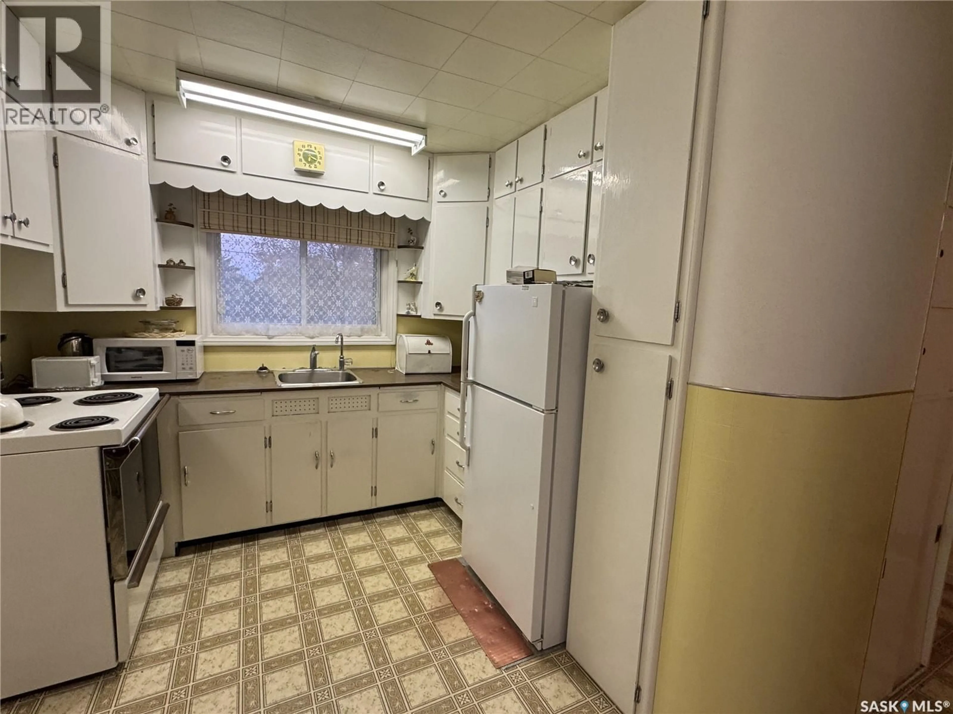 Standard kitchen, unknown for 306 6TH AVENUE, Biggar Saskatchewan S0K0M0