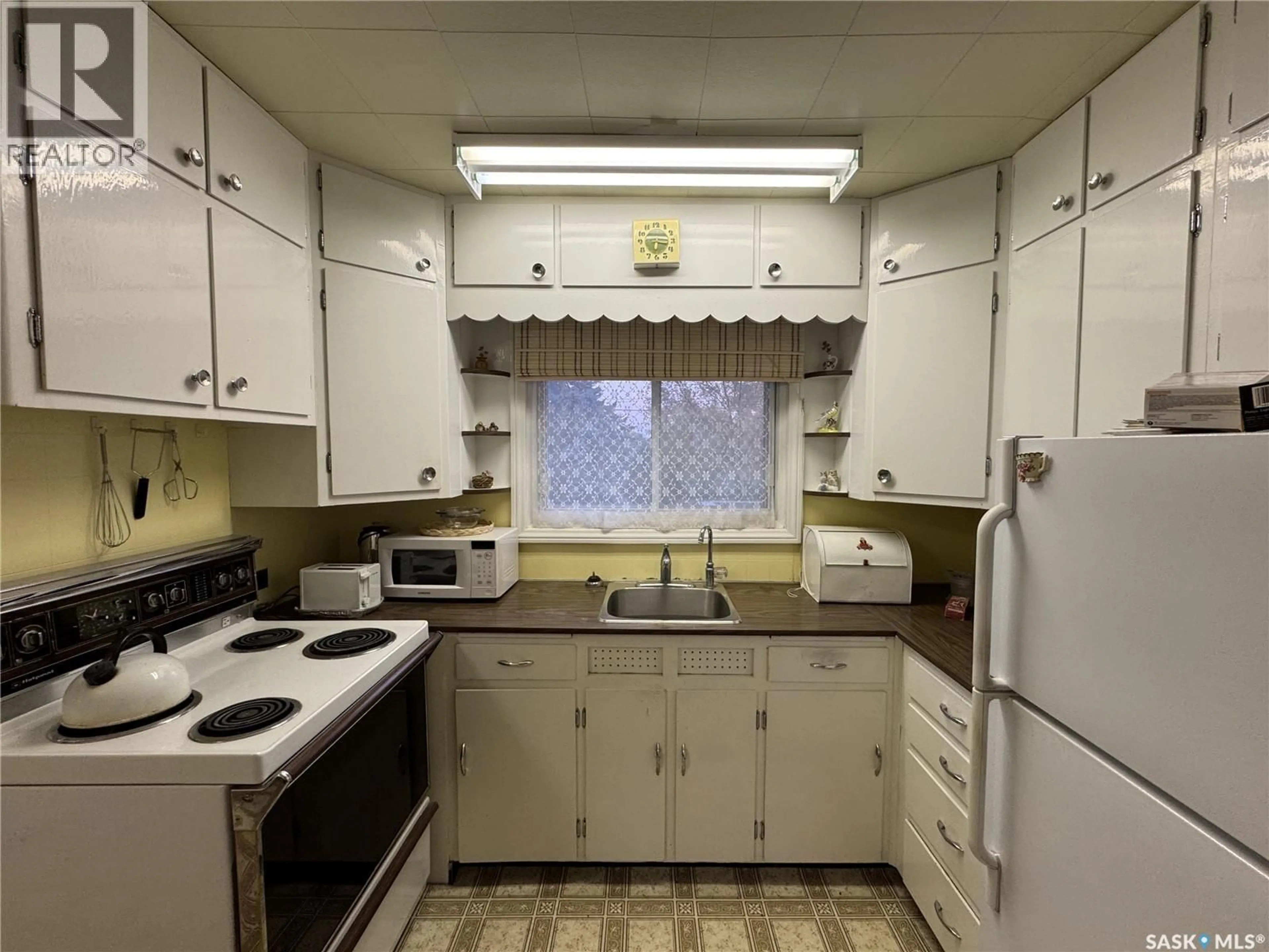 Standard kitchen, unknown for 306 6TH AVENUE, Biggar Saskatchewan S0K0M0