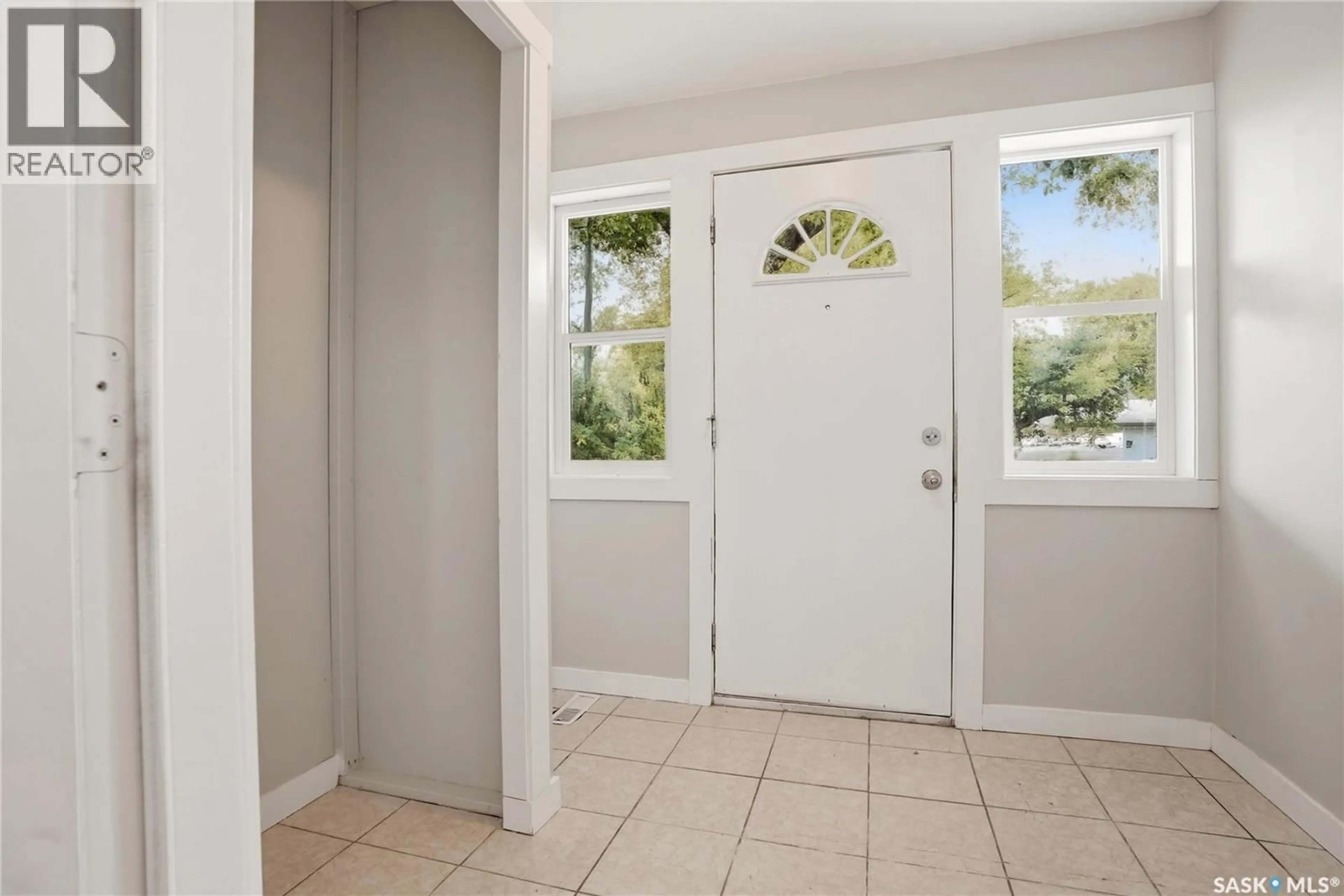 Indoor entryway for 211 N AVENUE S, Saskatoon Saskatchewan S7M2N1