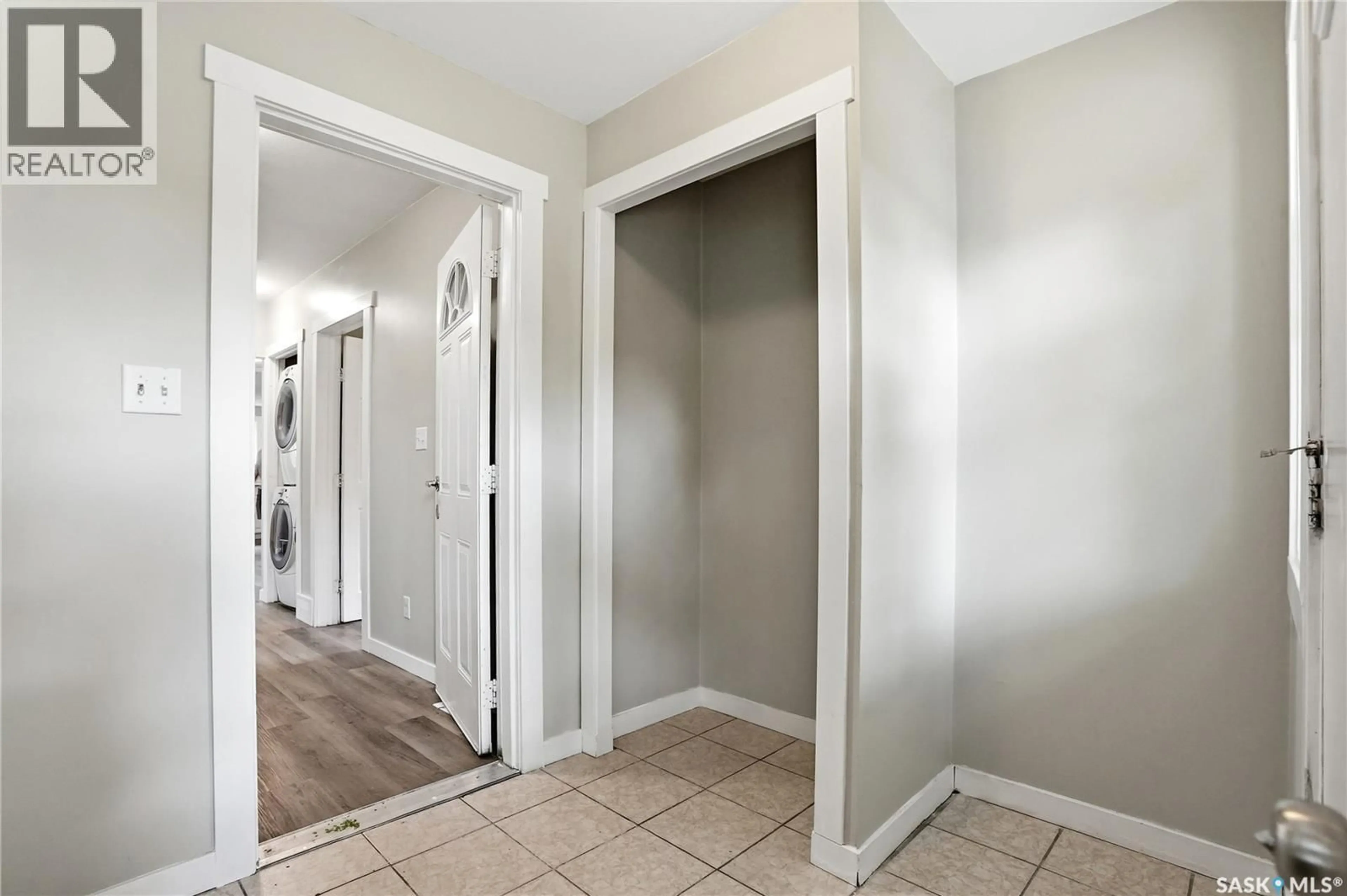 Indoor entryway for 211 N AVENUE S, Saskatoon Saskatchewan S7M2N1