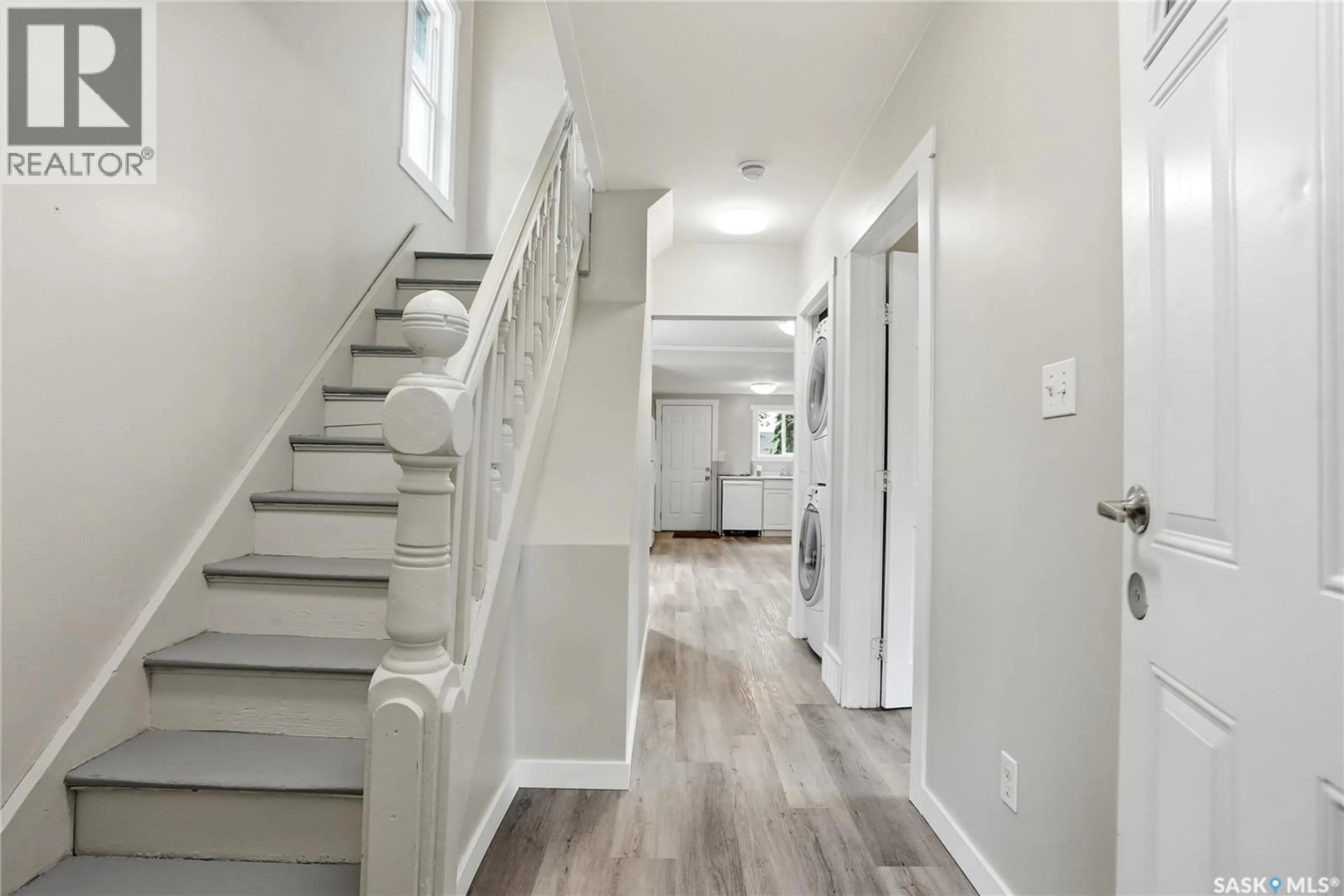 Indoor entryway for 211 N AVENUE S, Saskatoon Saskatchewan S7M2N1