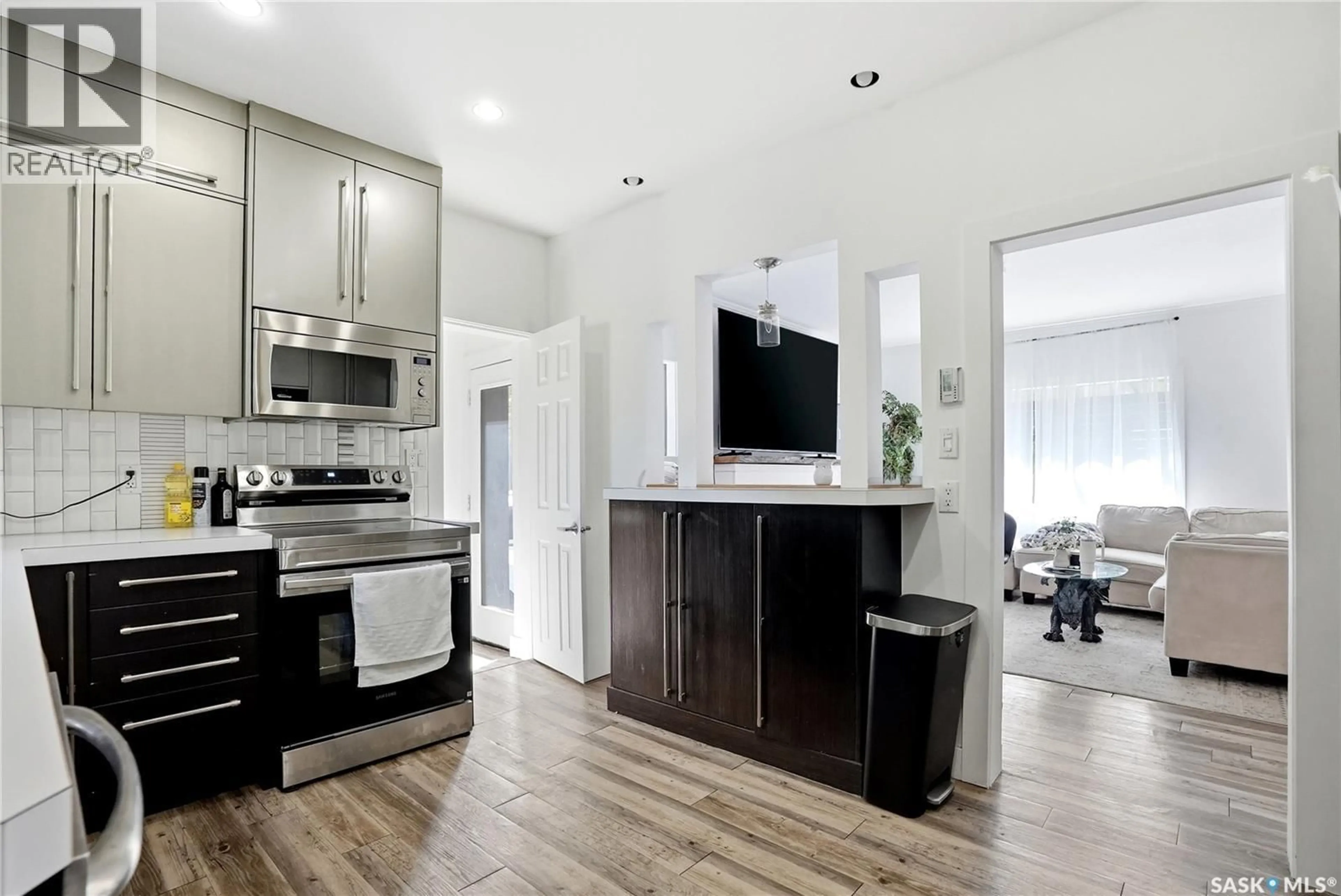 Open concept kitchen, unknown for 305 ADELAIDE STREET, Saskatoon Saskatchewan S7J0H8