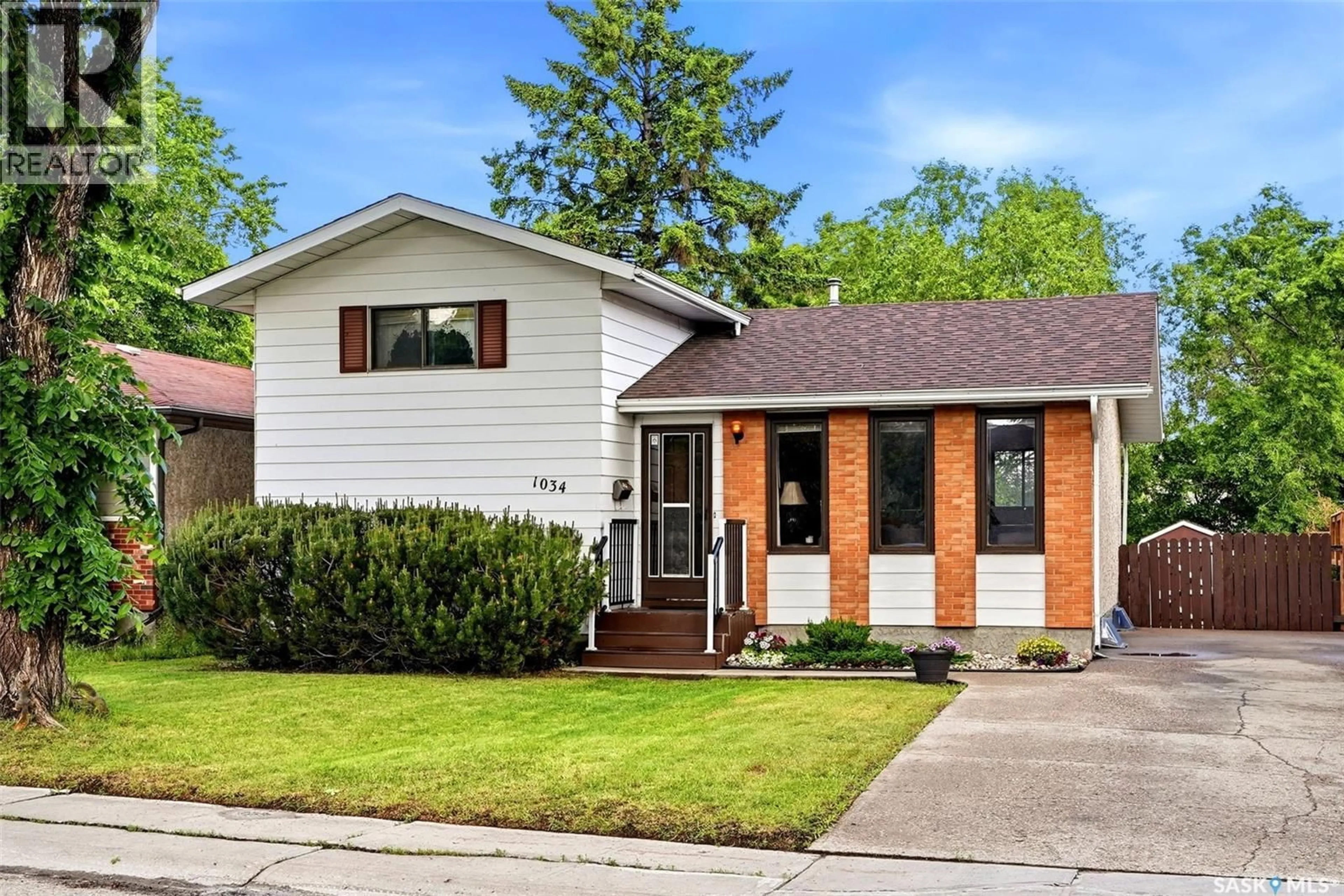 Home with vinyl exterior material, street for 1034 GRAHAM ROAD, Regina Saskatchewan S4N5Z6