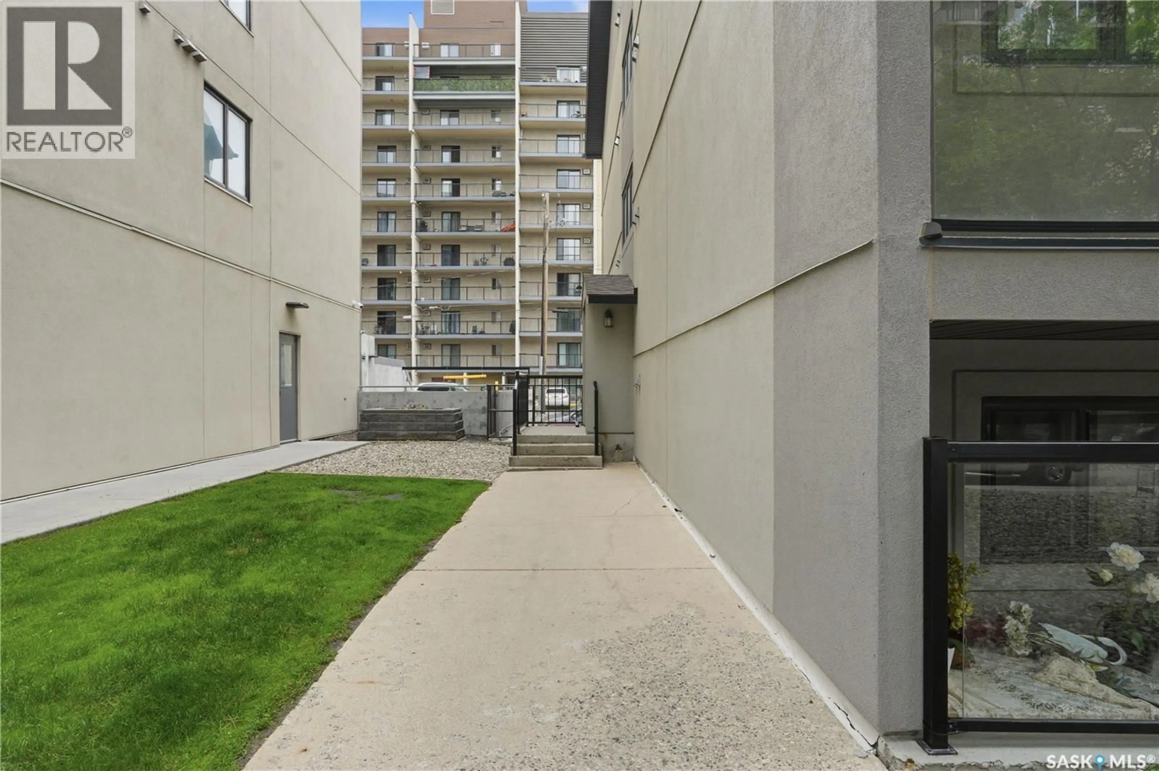 Patio, street for 403 536 4TH AVENUE AVENUE, Saskatoon Saskatchewan S7K2M5