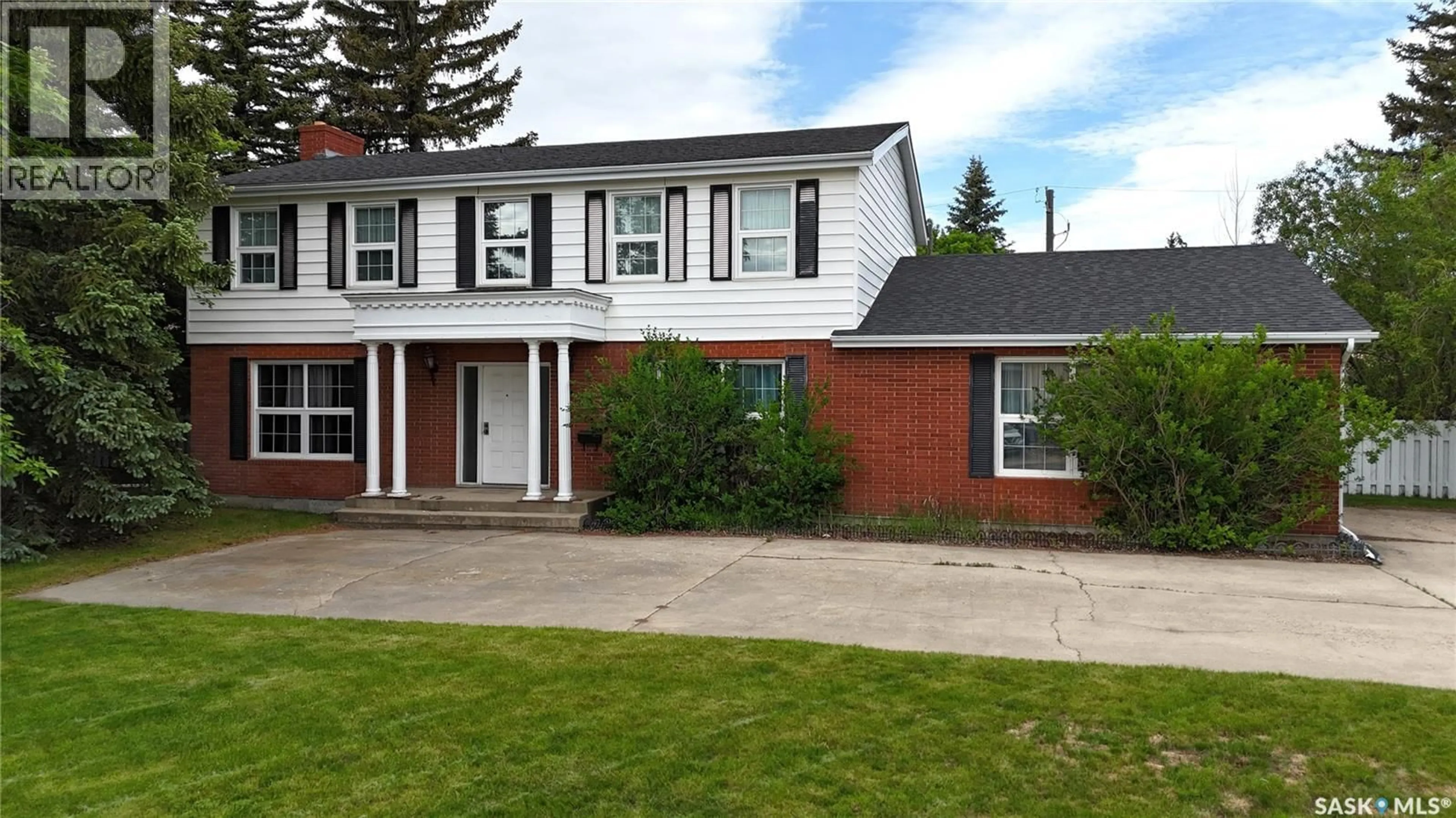 Home with vinyl exterior material, street for 940 9TH AVENUE, Swift Current Saskatchewan S9H2S9