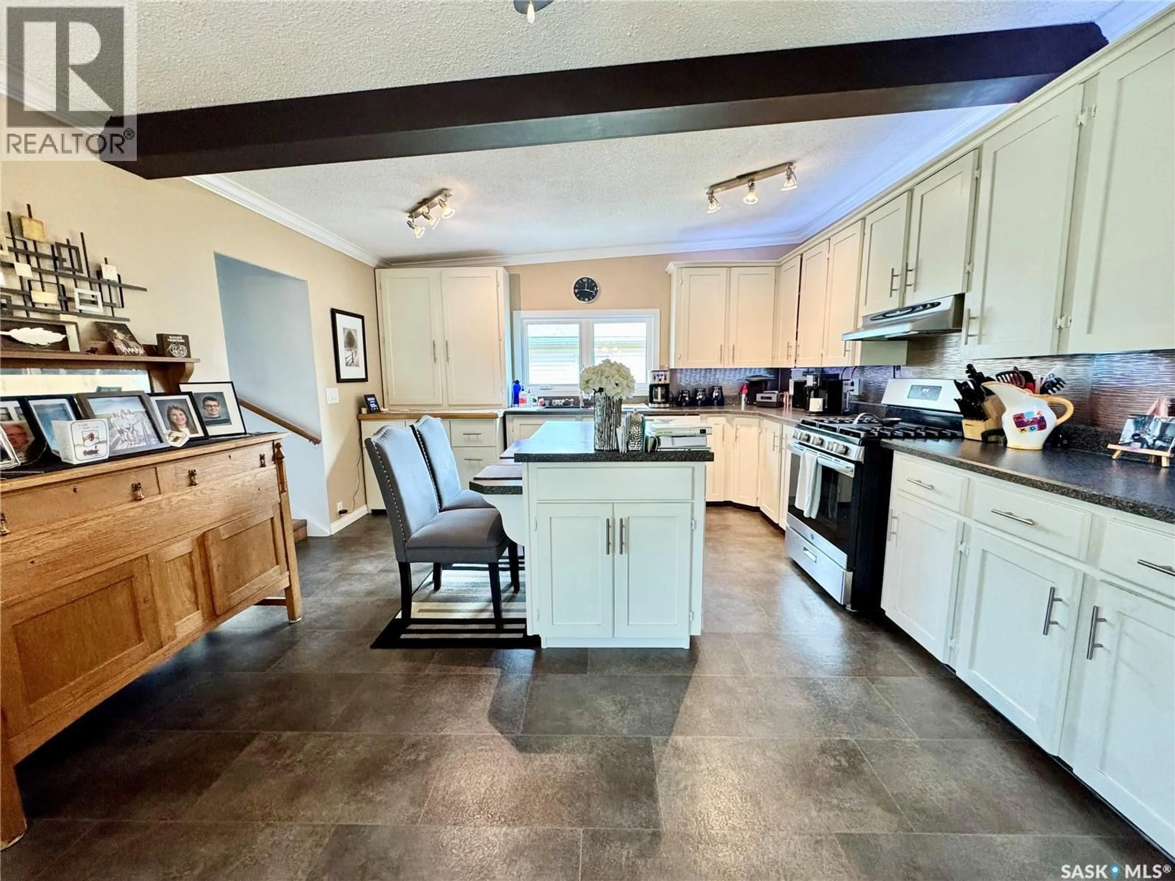 Open concept kitchen, ceramic/tile floor for 278 PINE STREET, Buckland Rm No. 491 Saskatchewan S6V5R3