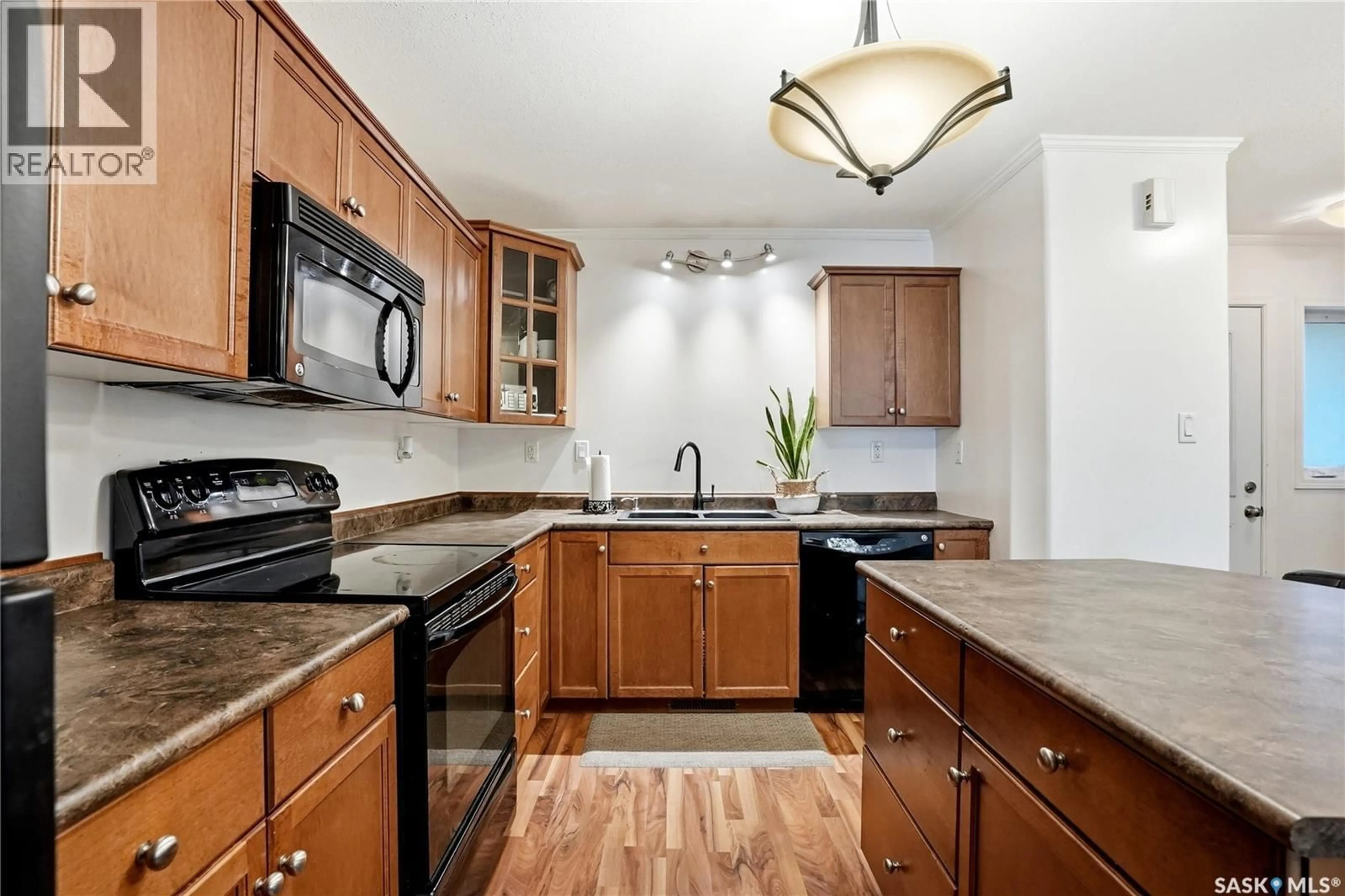 Standard kitchen, unknown for 703 715 HART ROAD, Saskatoon Saskatchewan S7M3Y8
