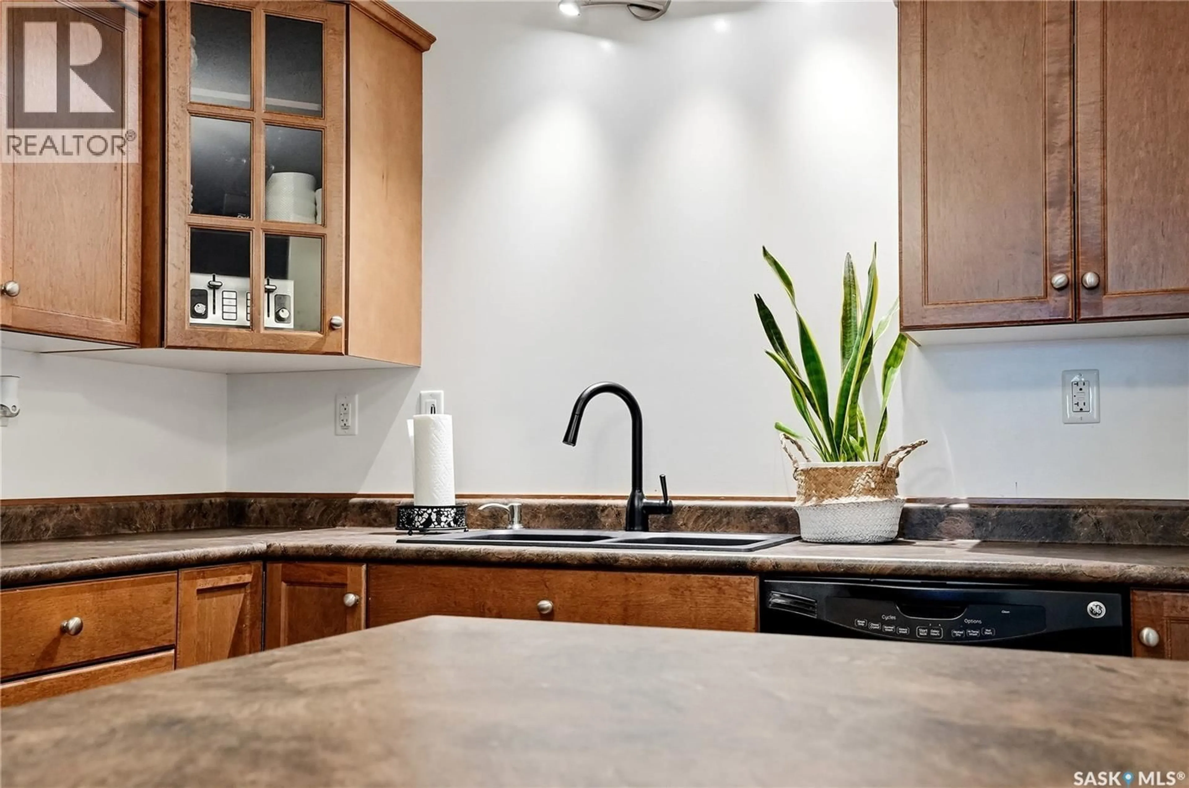 Contemporary kitchen, unknown for 703 715 HART ROAD, Saskatoon Saskatchewan S7M3Y8